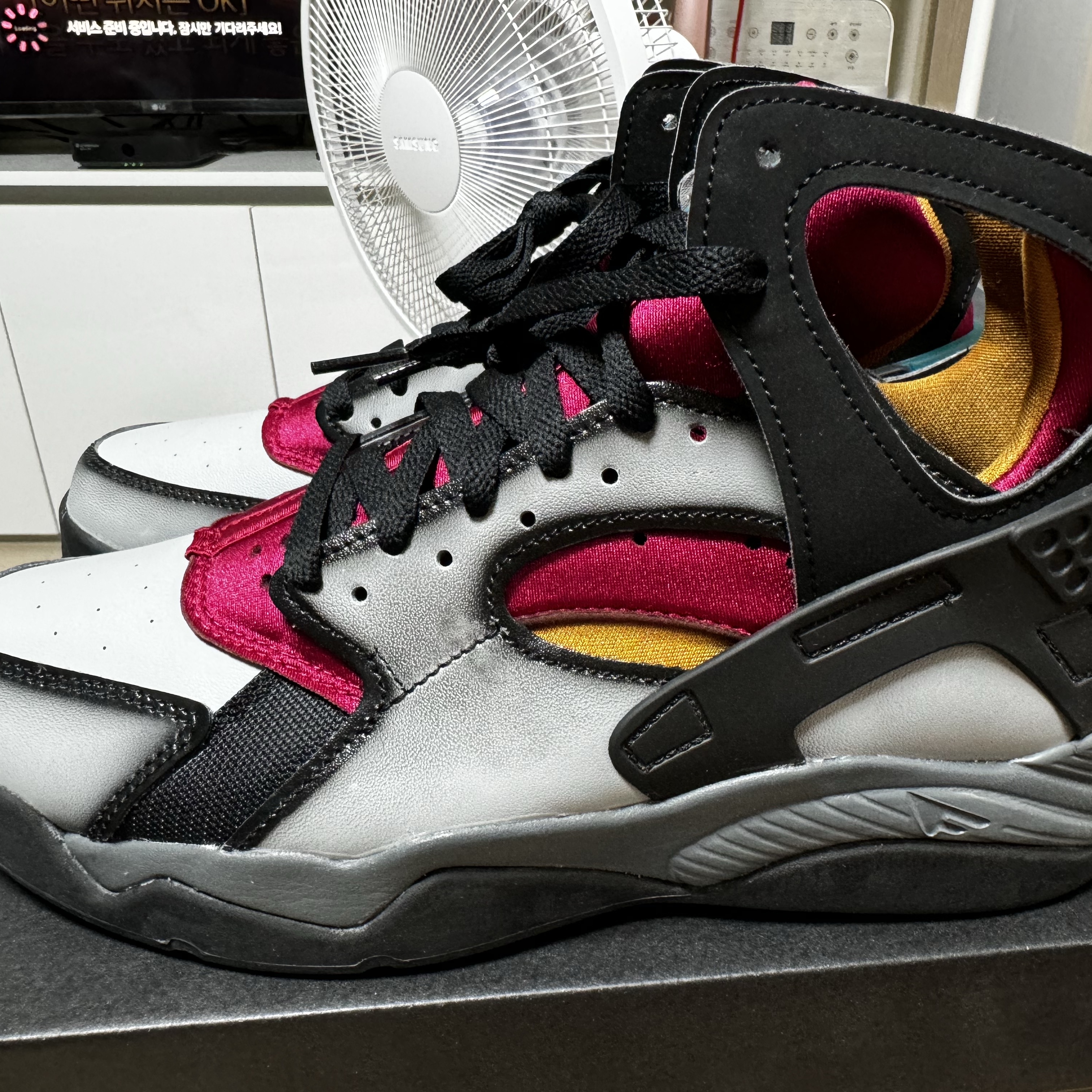 Nike Air Flight Huarache Light Smoke Grey and Noble Red 착용 스타일 - 1