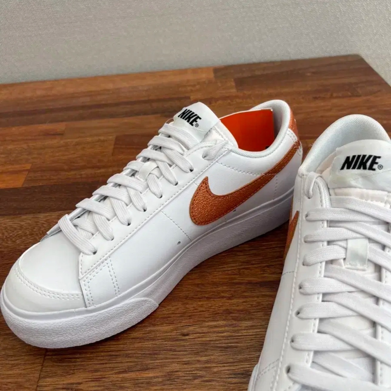 (W) Nike Blazer Low Platform Essential White Metallic Copper 착용 스타일 - 1