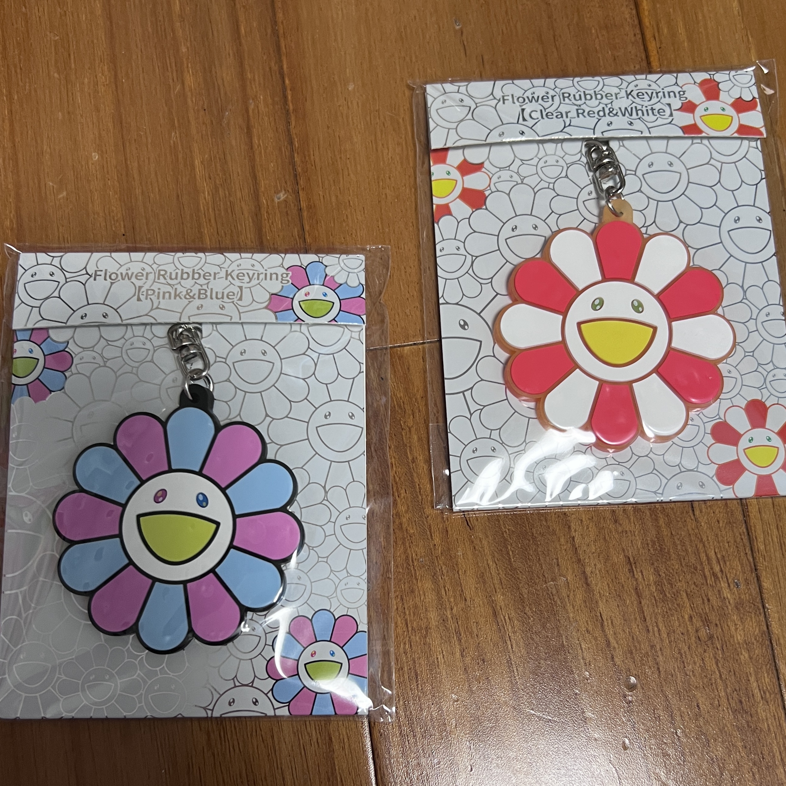 Kaikai Kiki Flower Rubber Keyring Pink Blue, Kaikai Kiki Flower Rubber Keyring Clear Red White 착용 스타일