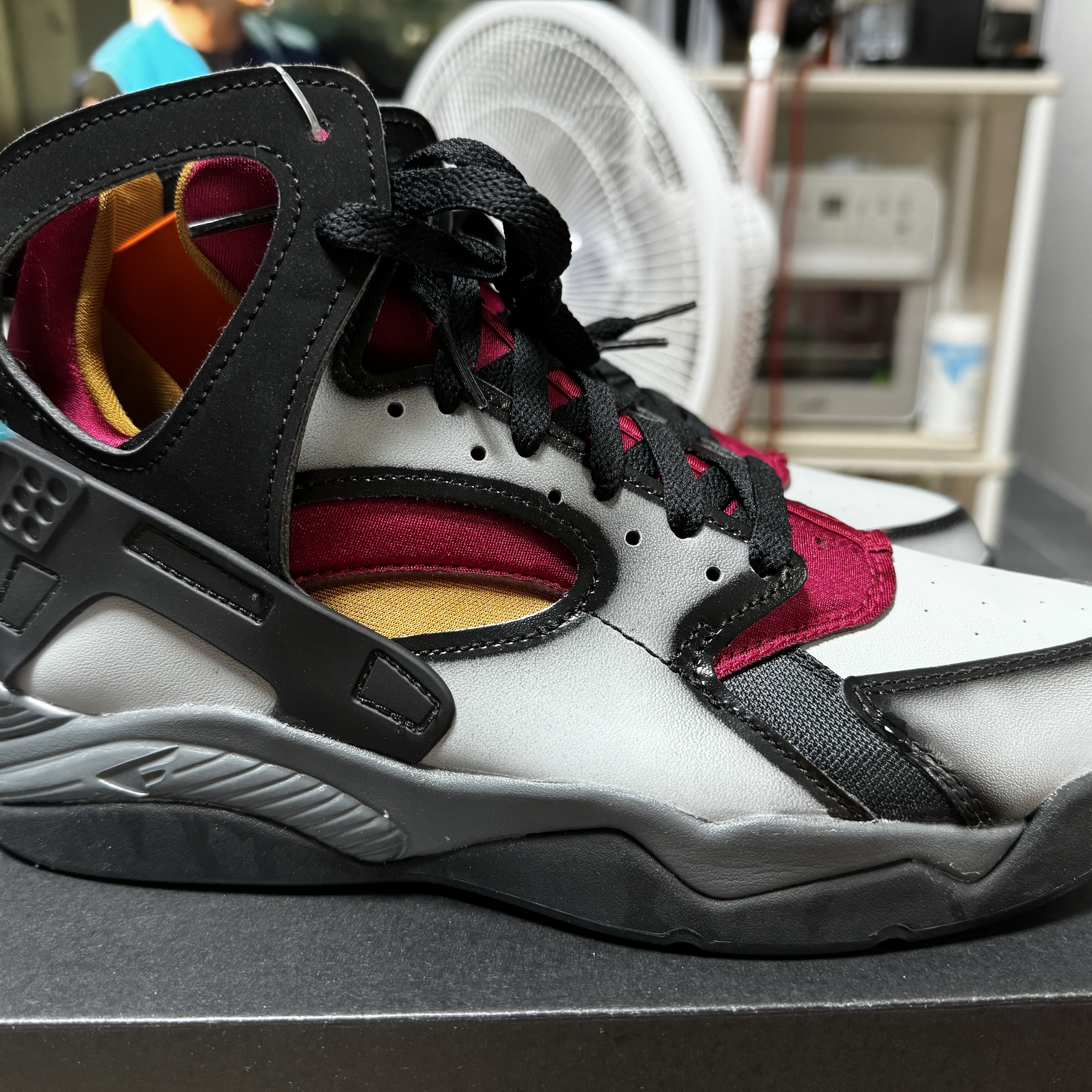 Nike Air Flight Huarache Light Smoke Grey and Noble Red 착용 스타일 - 3