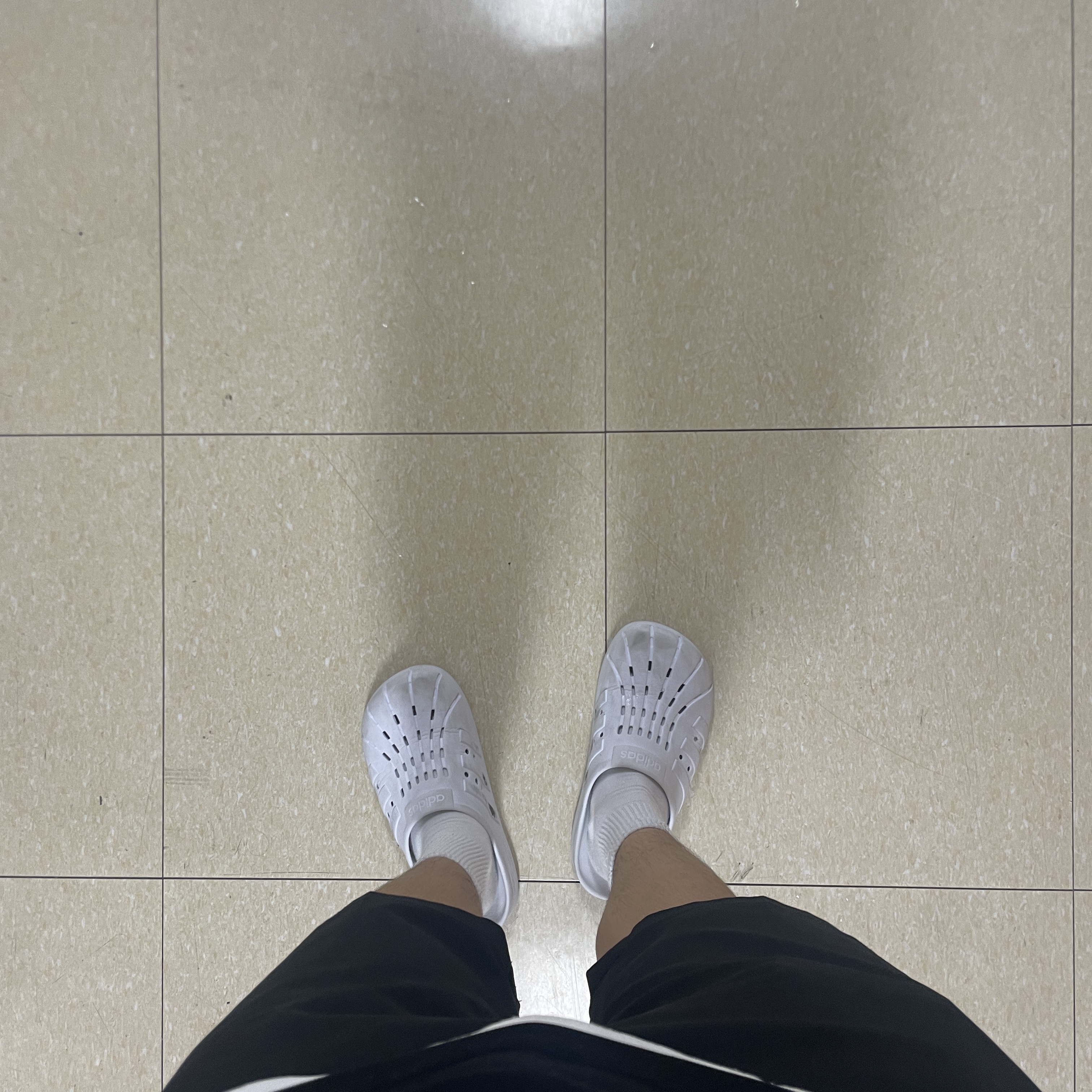 Adidas Adilette Clog White Black 착용 스타일