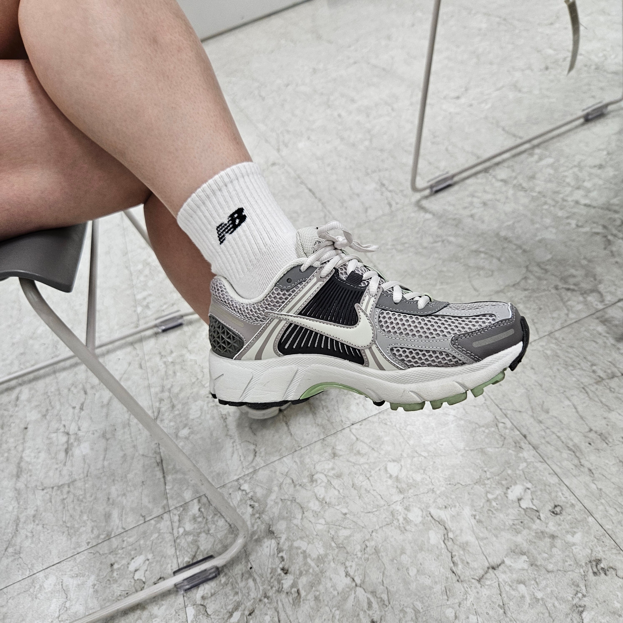(W) Nike Zoom Vomero 5 Cobblestone and Flat Pewter 착용 스타일