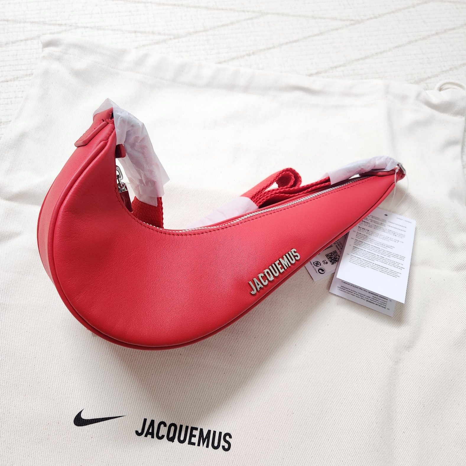 Jacquemus x Nike Le sac Small Swoosh Bag Dark Red 착용 스타일 - 2