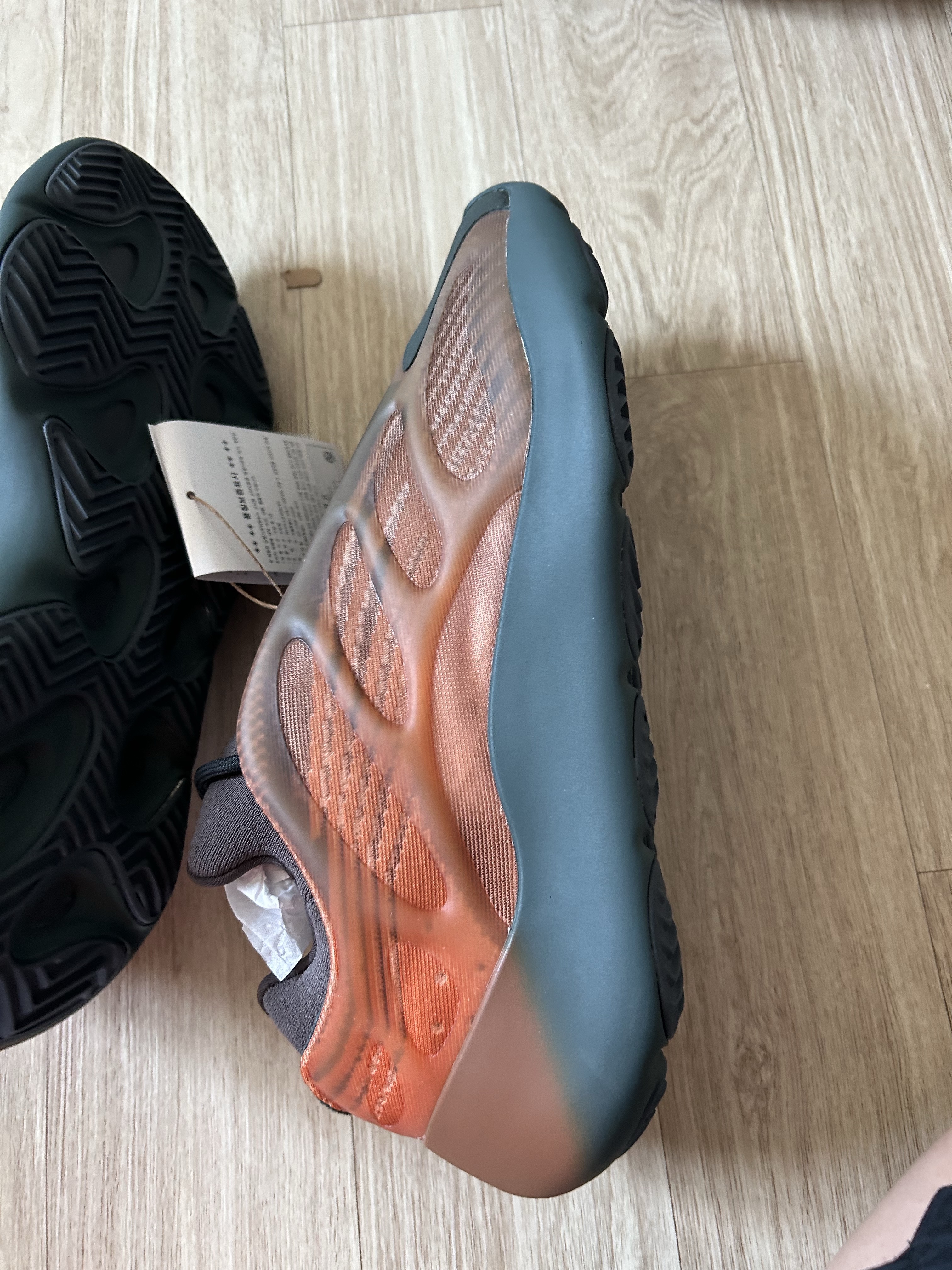 Adidas Yeezy 700 V3 Copper Fade 착용 스타일