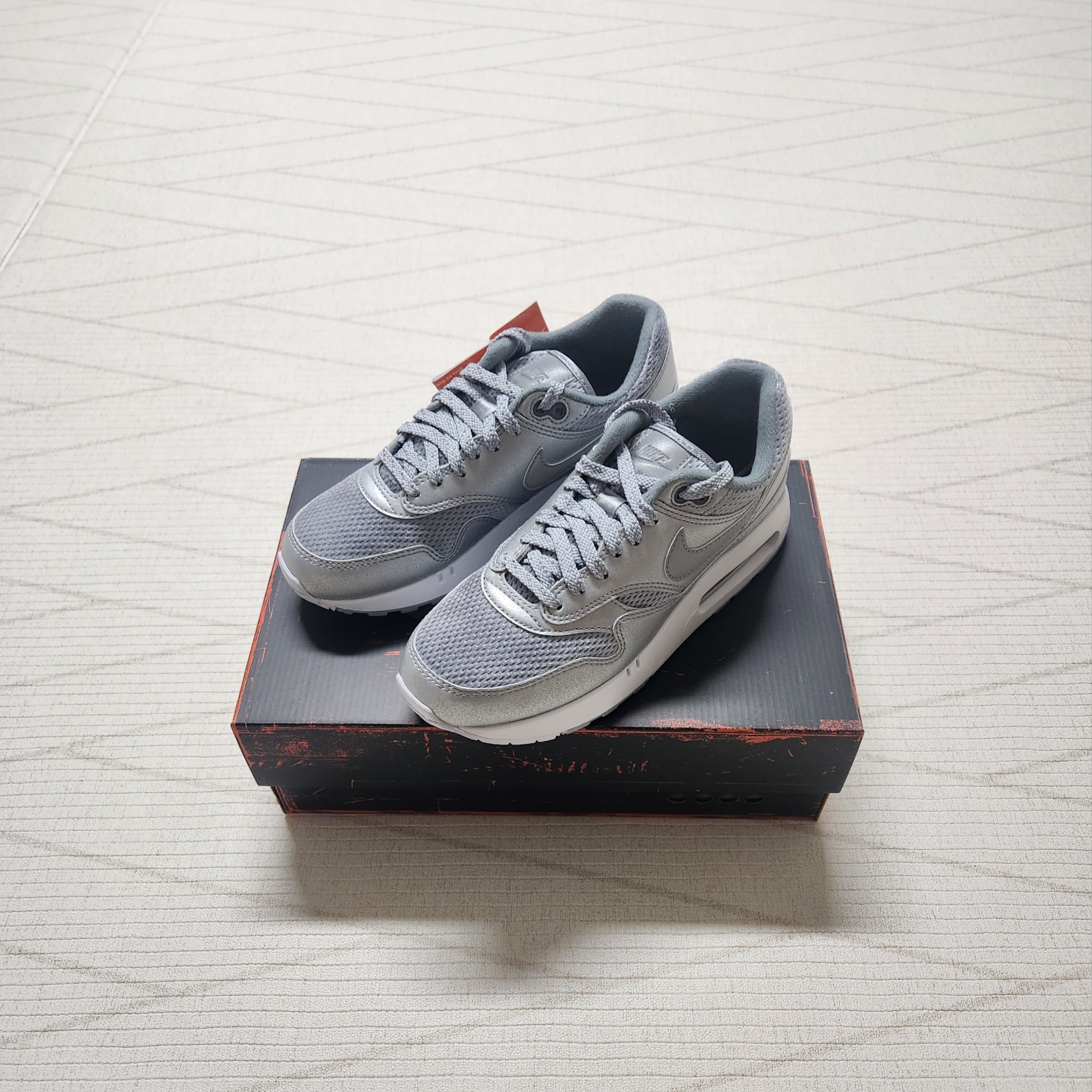 Nike Air Max 1 '86 OG Metallic Silver and Cool Grey 착용 스타일 - 2