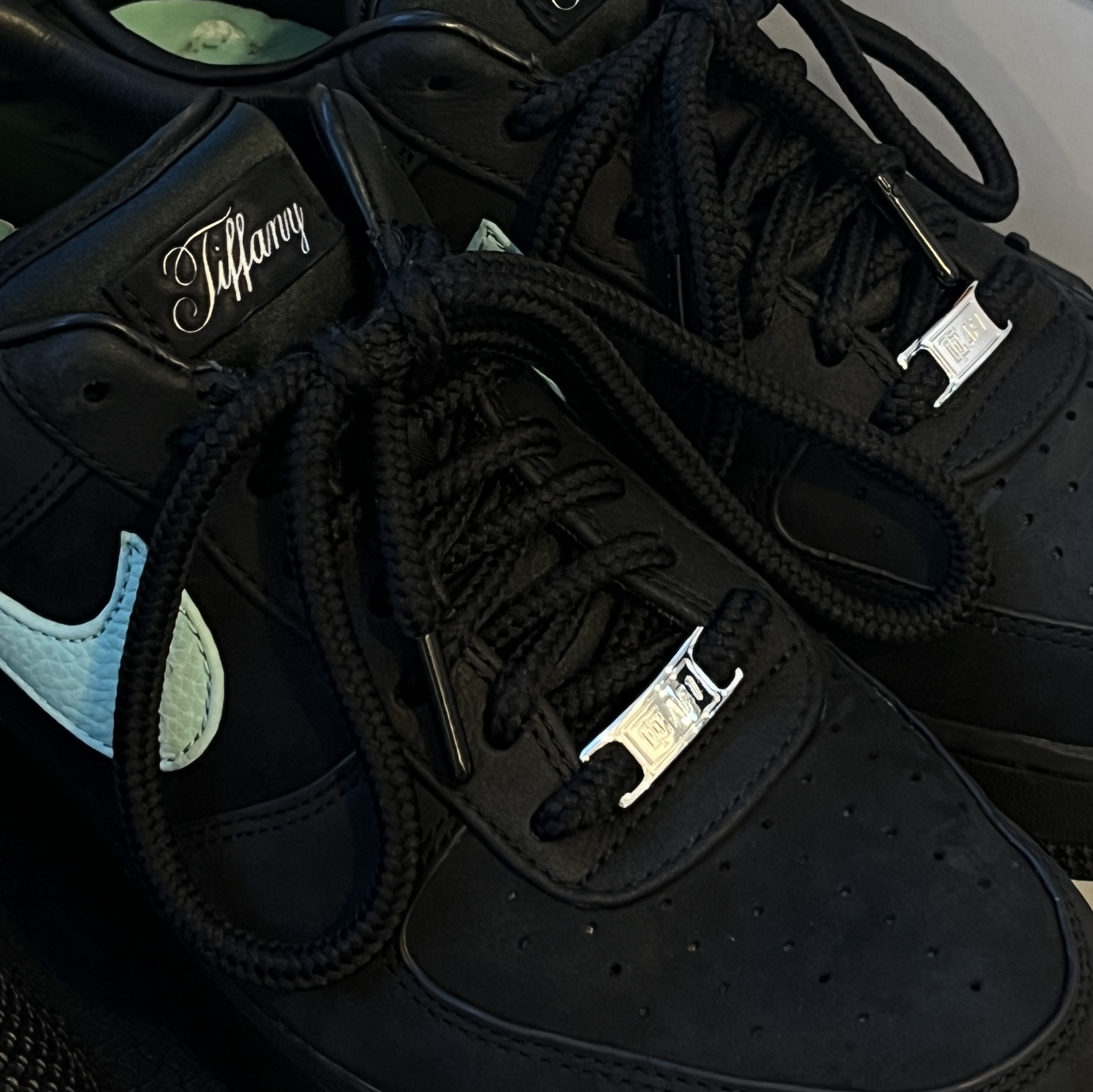 Tiffany & Co. x Nike Air Force 1 Dubrae Sterling Silver (Set of 2), Nike x Tiffany & Co. Air Force 1 Low SP 1837 착용 스타일 - 1