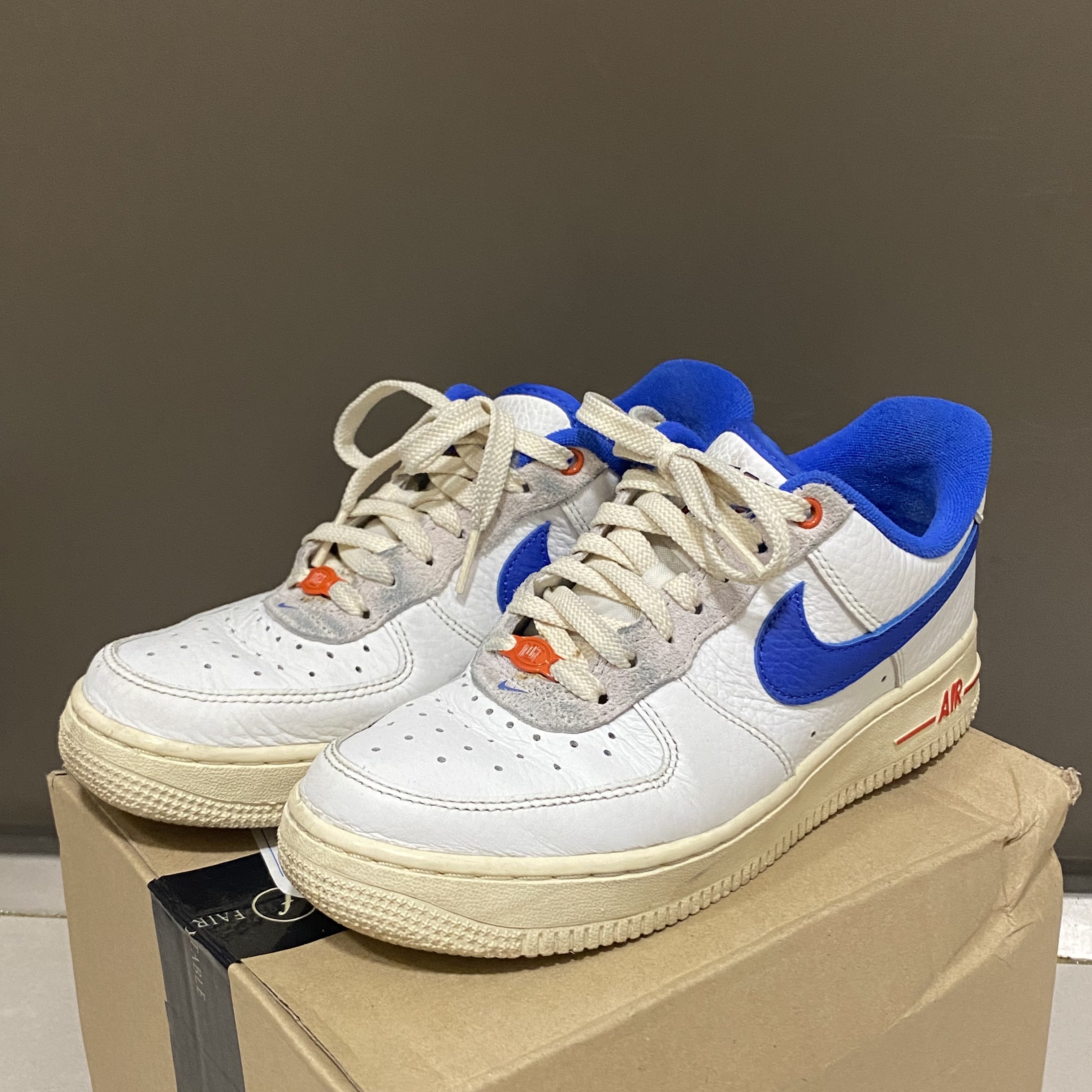 (W) Nike Air Force 1 '07 LX University Blue and Summit White 착용 스타일