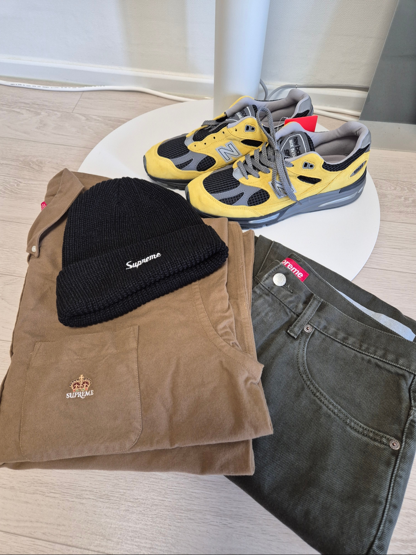 Supreme Loose Fit S/S Oxford Shirt Black - 24SS, Carhartt WIP Norco Denim Simple Pants Black Heavy Stone Wash 착용 스타일 - 2