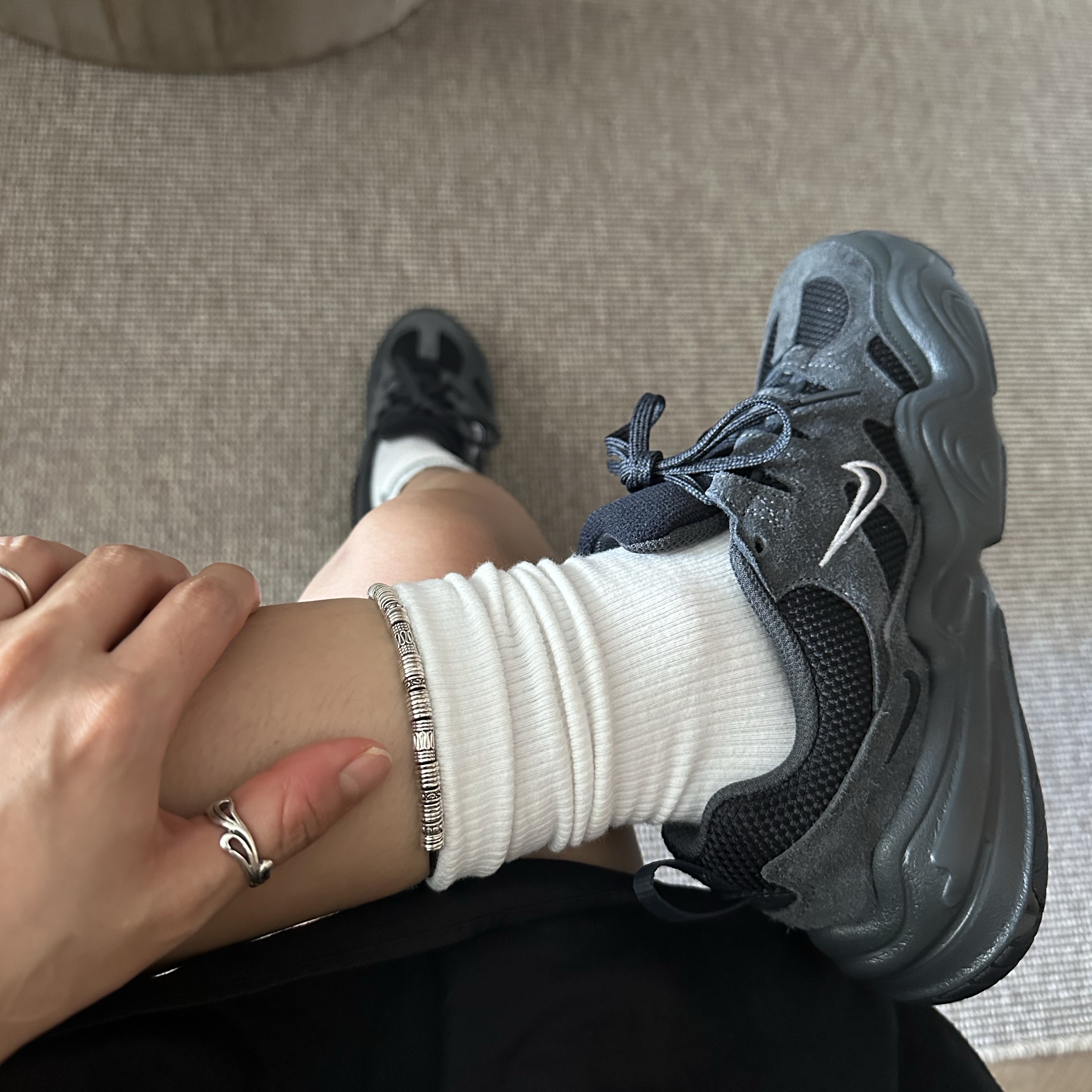 (W) Nike Tech Hera Anthracite Light Smoke Grey 착용 스타일 - 2