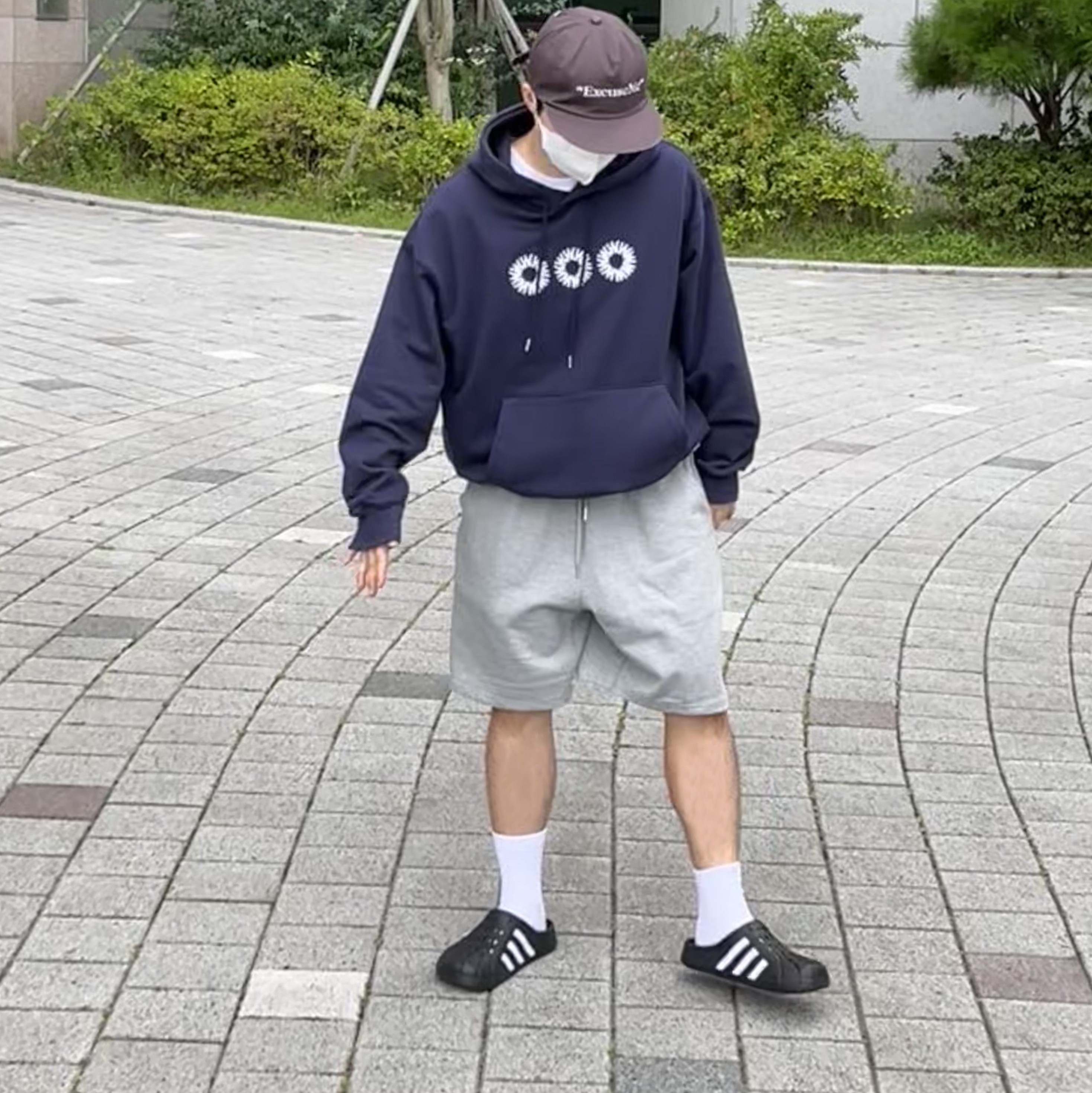 Adidas Adilette Clog Black White 착용 스타일