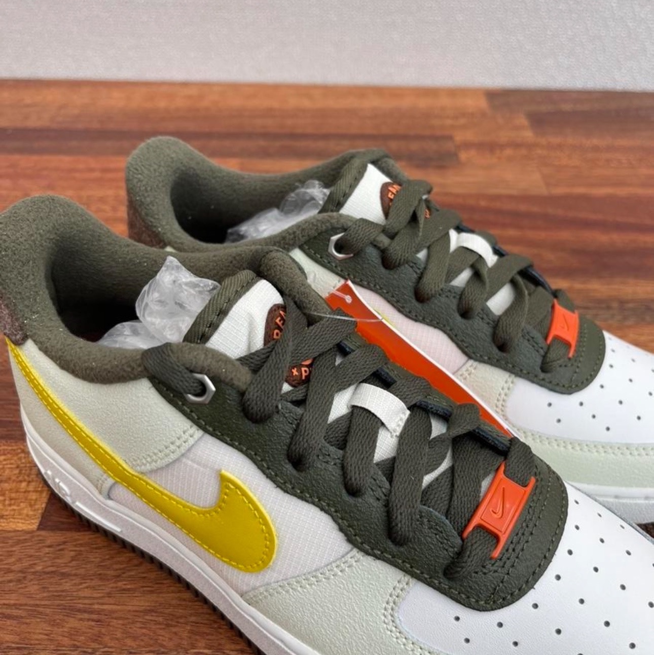 (GS) Nike Air Force 1 LV8 Summit White Vivid Sulfur 착용 스타일 - 4