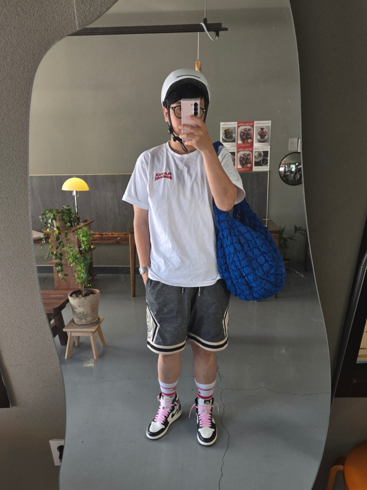 Jordan 1 Retro High OG Black Mocha, Nike NSW Everyday Essential Crew Socks White University Red (3 Pack/Korean Ver.) 착용 스타일
