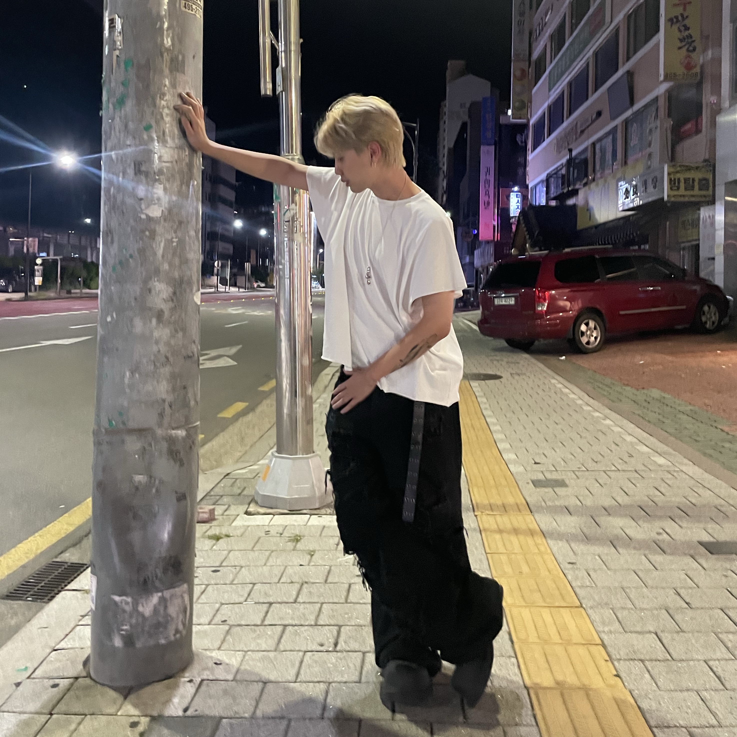 Yeezy Two Box T-Shirt White (Vultures Listening Experience Korea Exclusive), Balenciaga Steroid Derby Black 착용 스타일 - 4