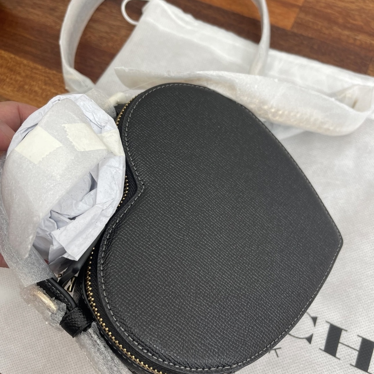 Coach Crossgrain Leather Heart Crossbody Bag Gold Black 착용 스타일 - 3
