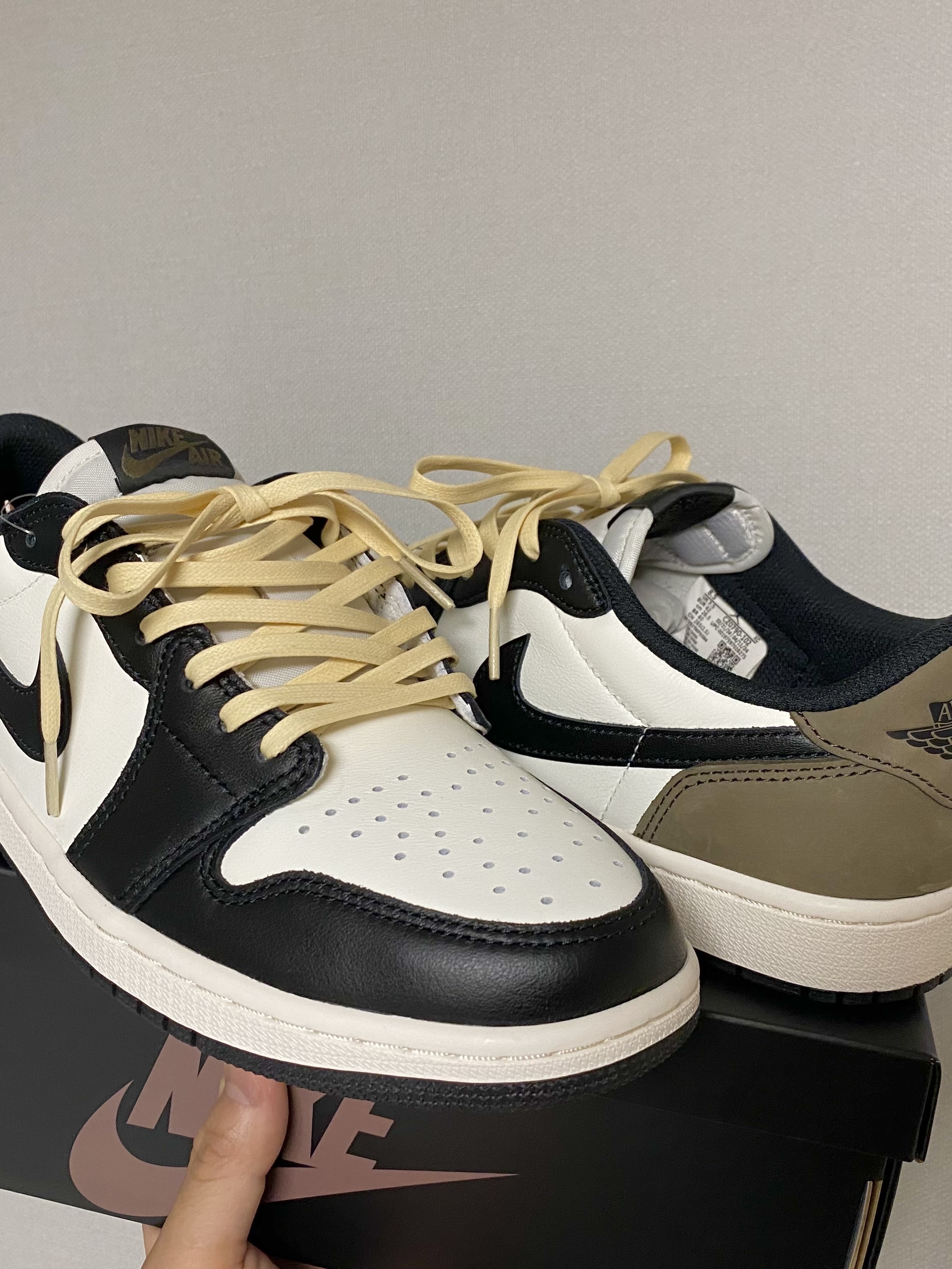 Jordan 1 Retro Low OG Mocha 착용 스타일 - 2