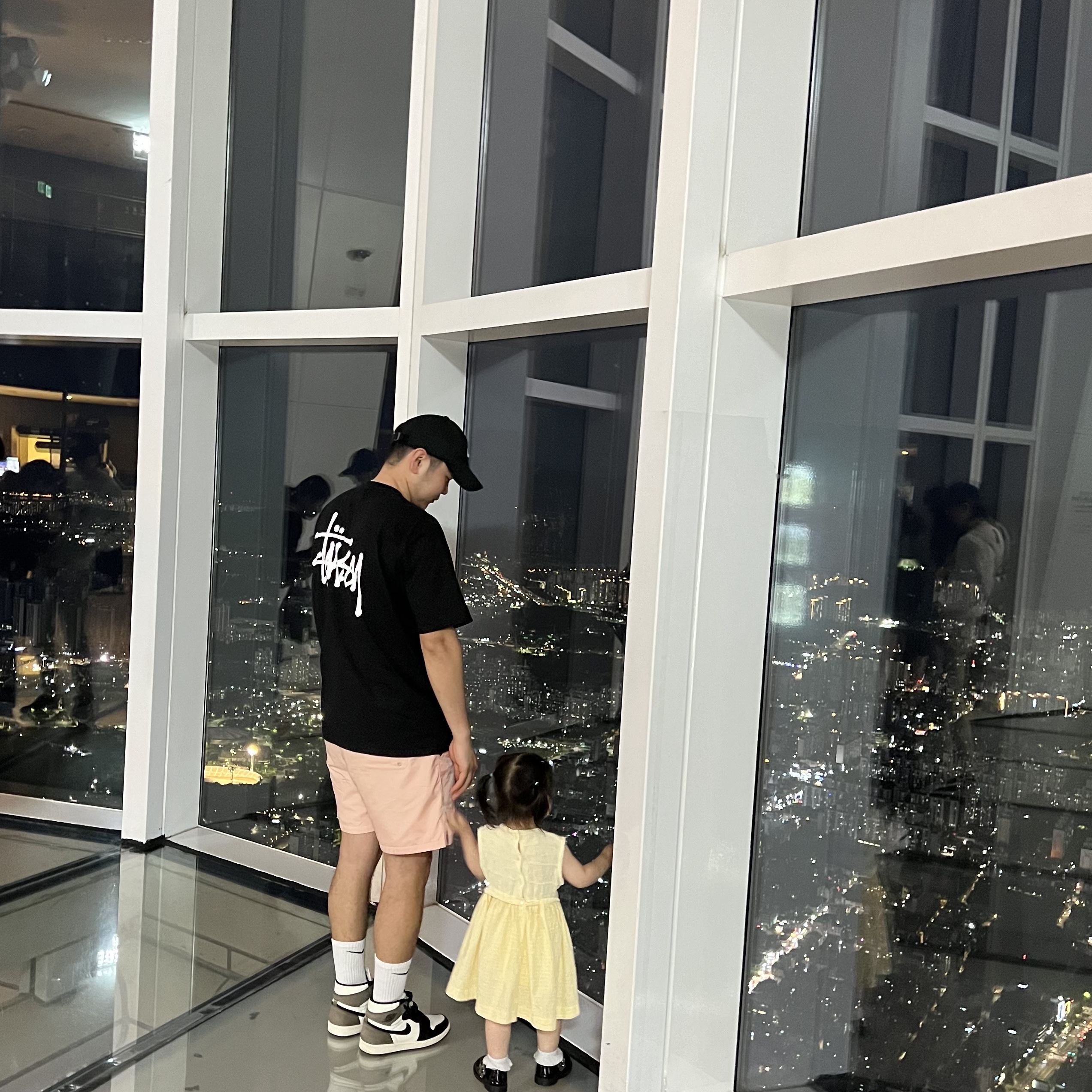 Jordan 1 Retro High OG Black Mocha, Stussy Basic Stussy T-Shirt Black 2024, 2025 착용 스타일