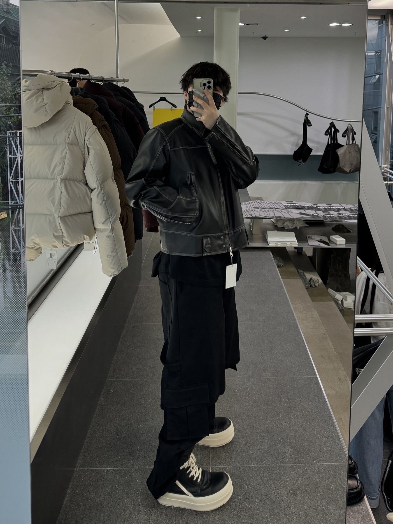 Haleine 3D Distressed Faux Leahter Jacket Black (VJ301), Haleine 3D Distressed Faux Leather Jacket Brown (VJ302) 착용 스타일