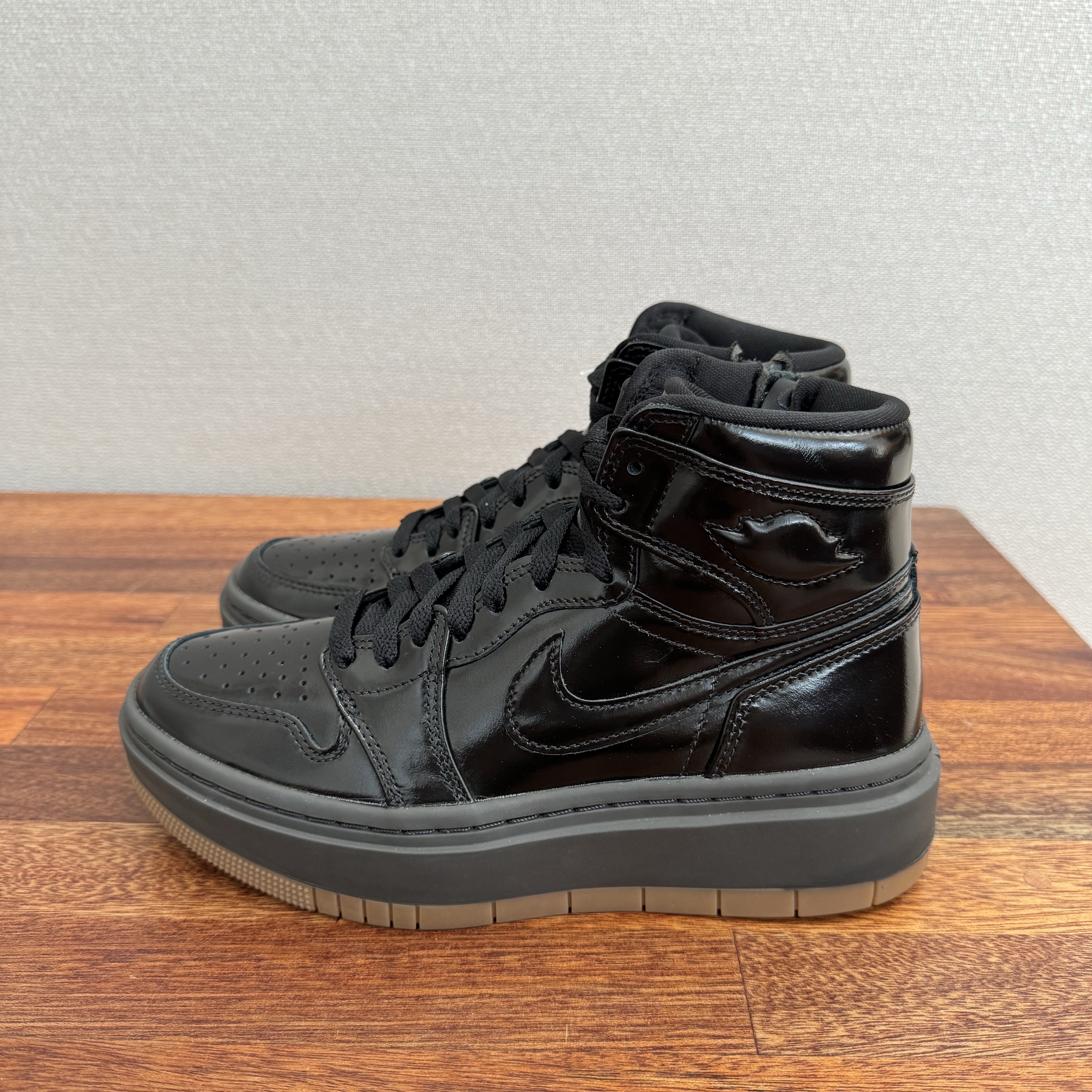 (W) Jordan 1 Elevate High SE Black Medium Ash 착용 스타일 - 1