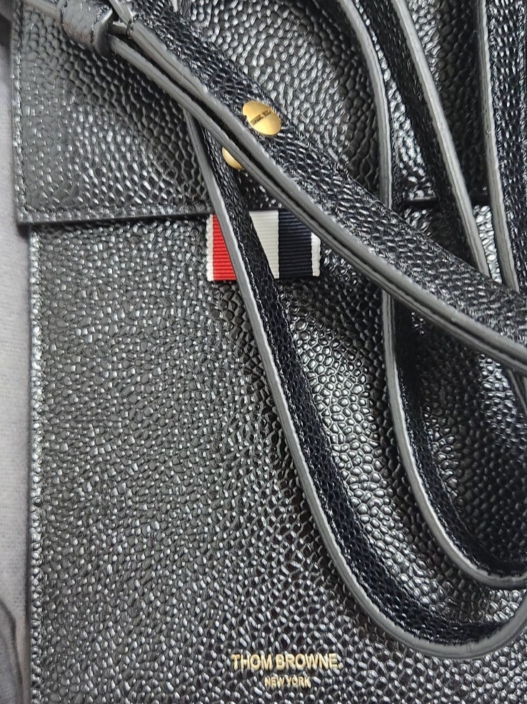 Thom Browne Strap Phone Holder Black 착용 스타일