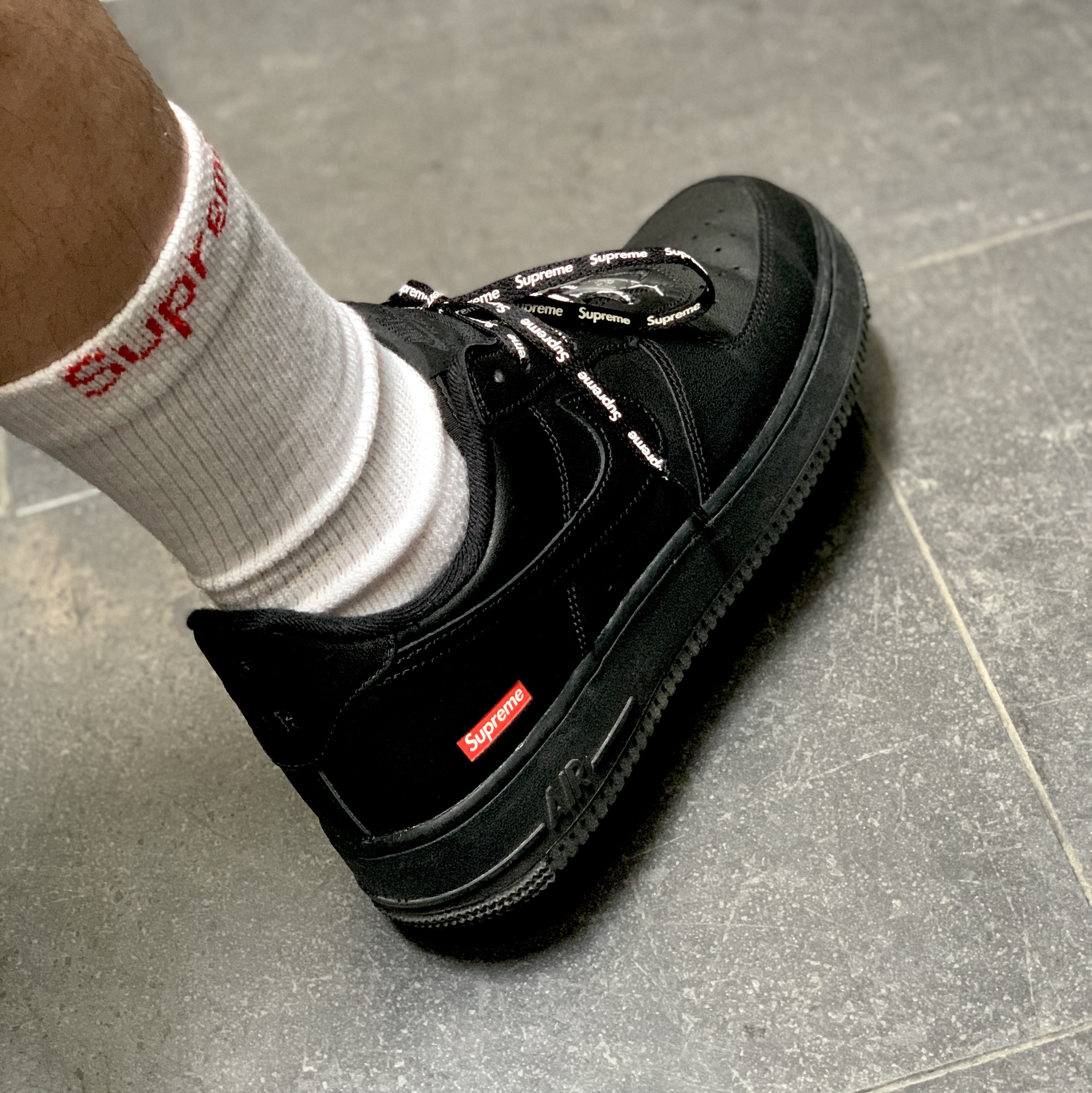 Nike x Supreme Air Force 1 Low Black, Supreme Hanes Crew Socks White (4 Pack) 착용 스타일