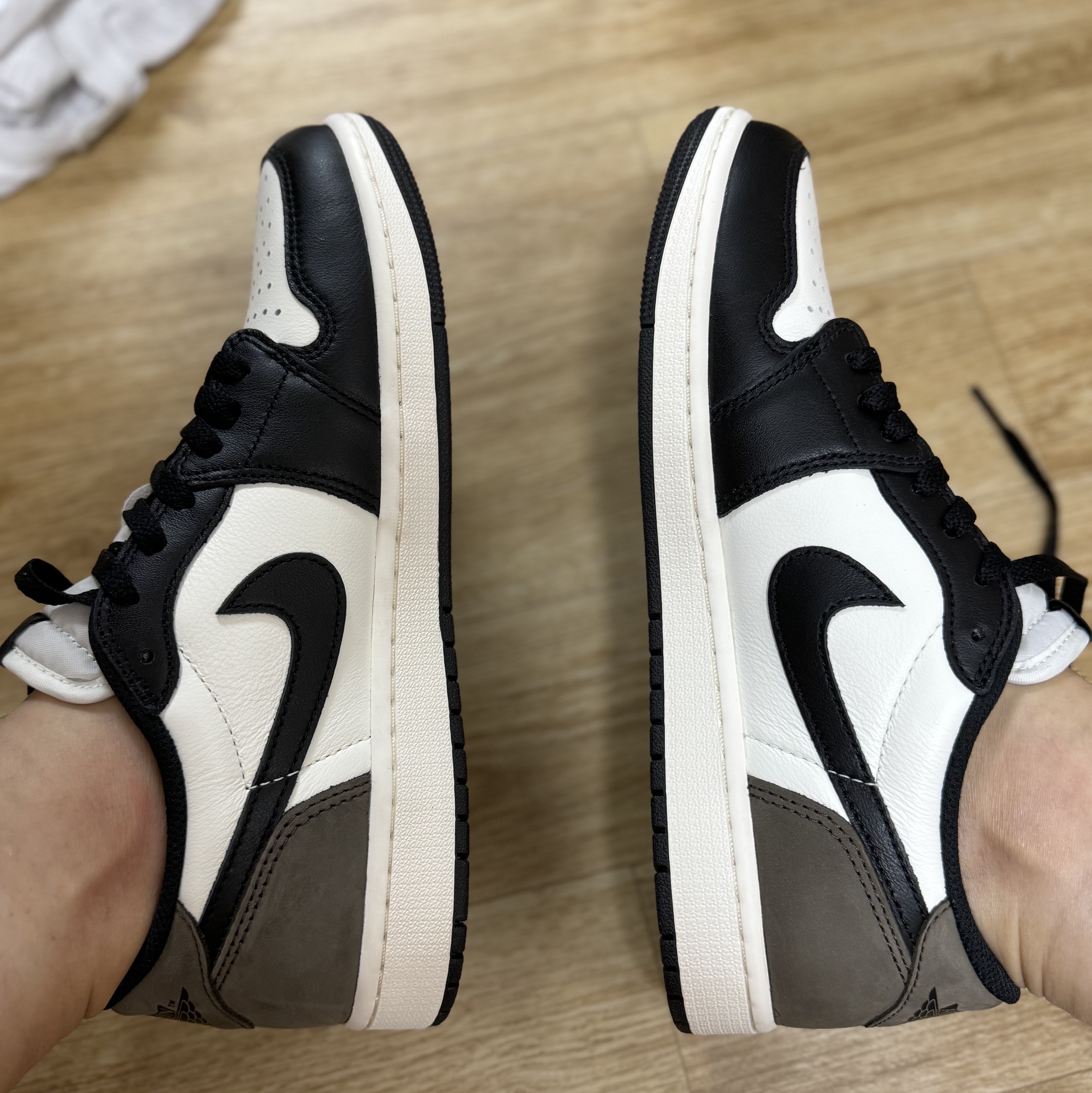 Jordan 1 Retro Low OG Mocha 착용 스타일 - 1
