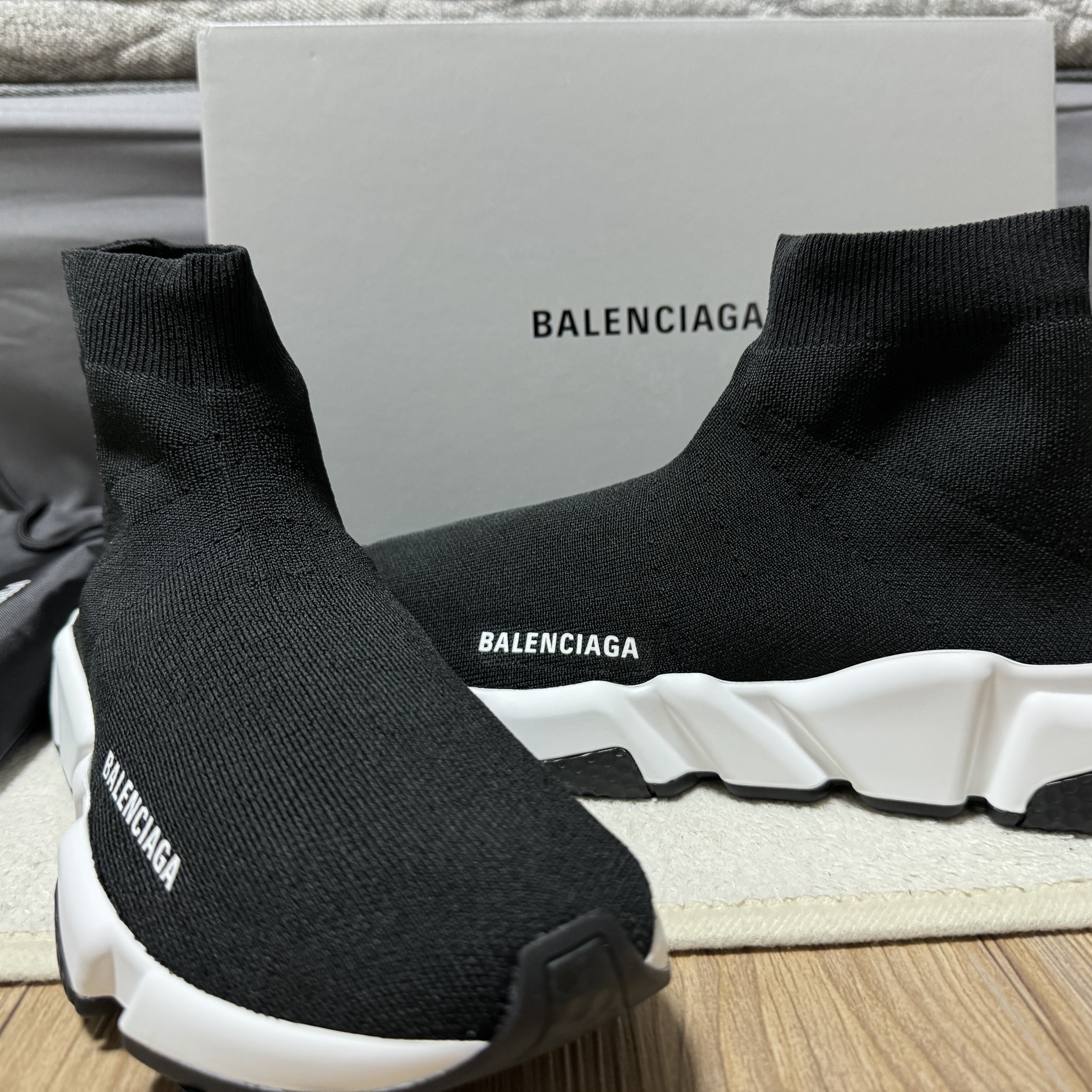 (W) Balenciaga Speed Trainer Black White 2021/2022 착용 스타일 - 1
