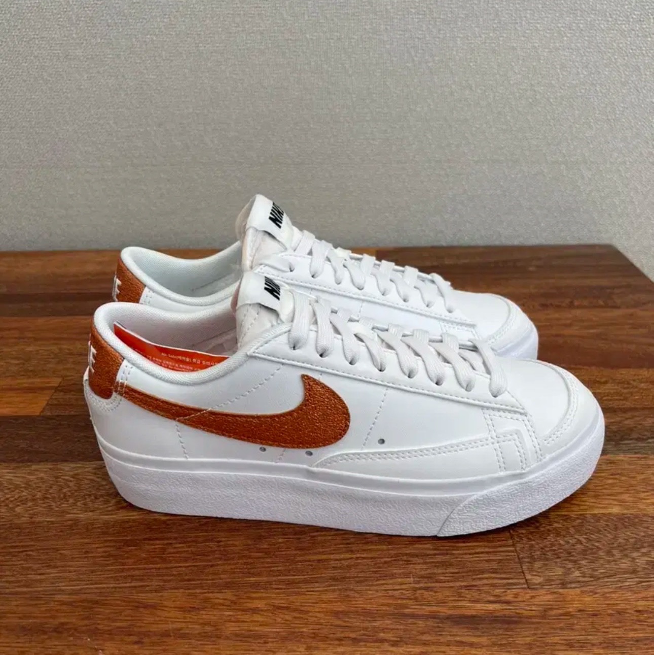 (W) Nike Blazer Low Platform Essential White Metallic Copper 착용 스타일 - 3