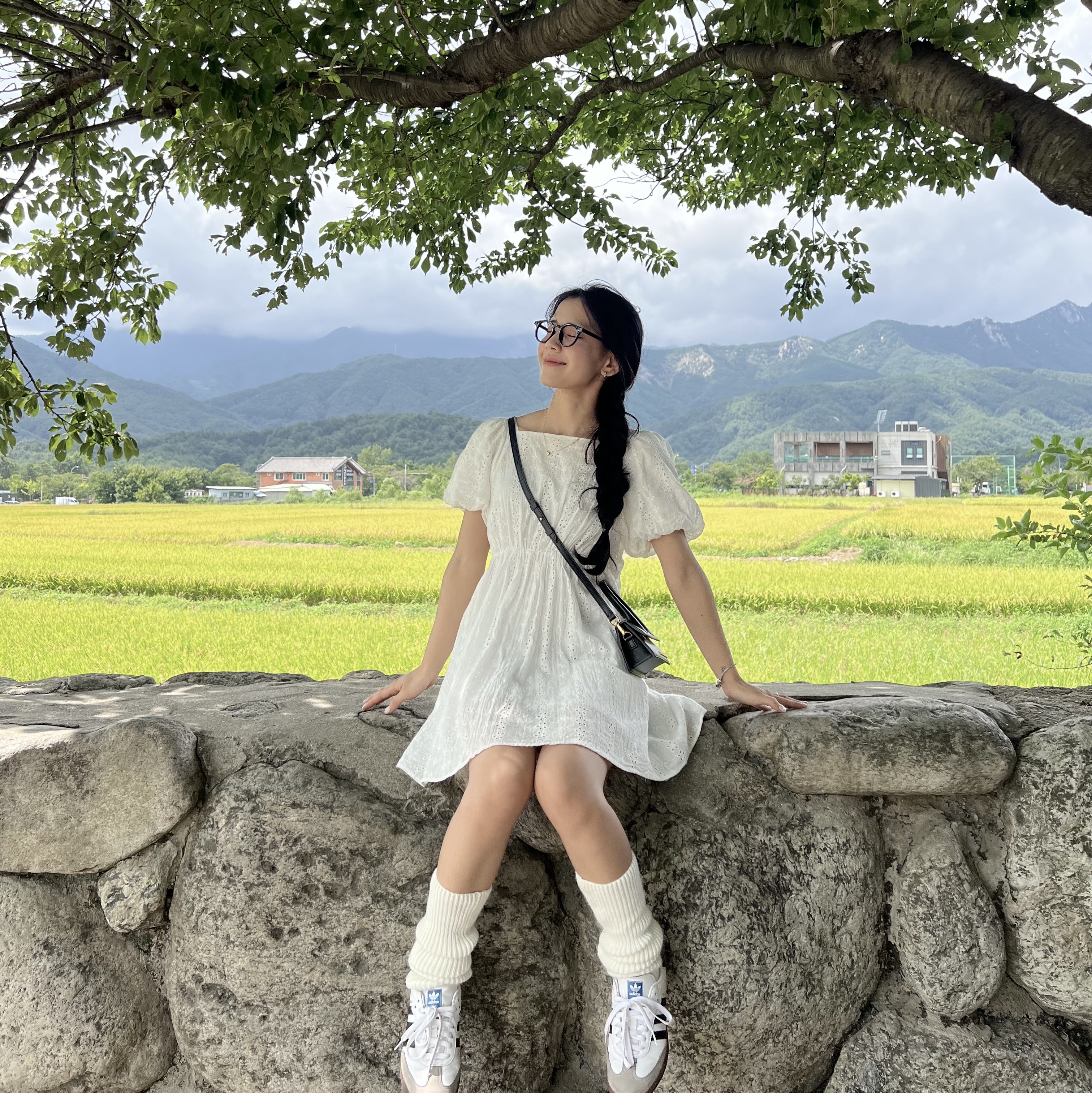 Jacquemus Le Chiquito Signature Leather Mini Handbag Black, Adidas Samba Vegan White Black 착용 스타일 - 1