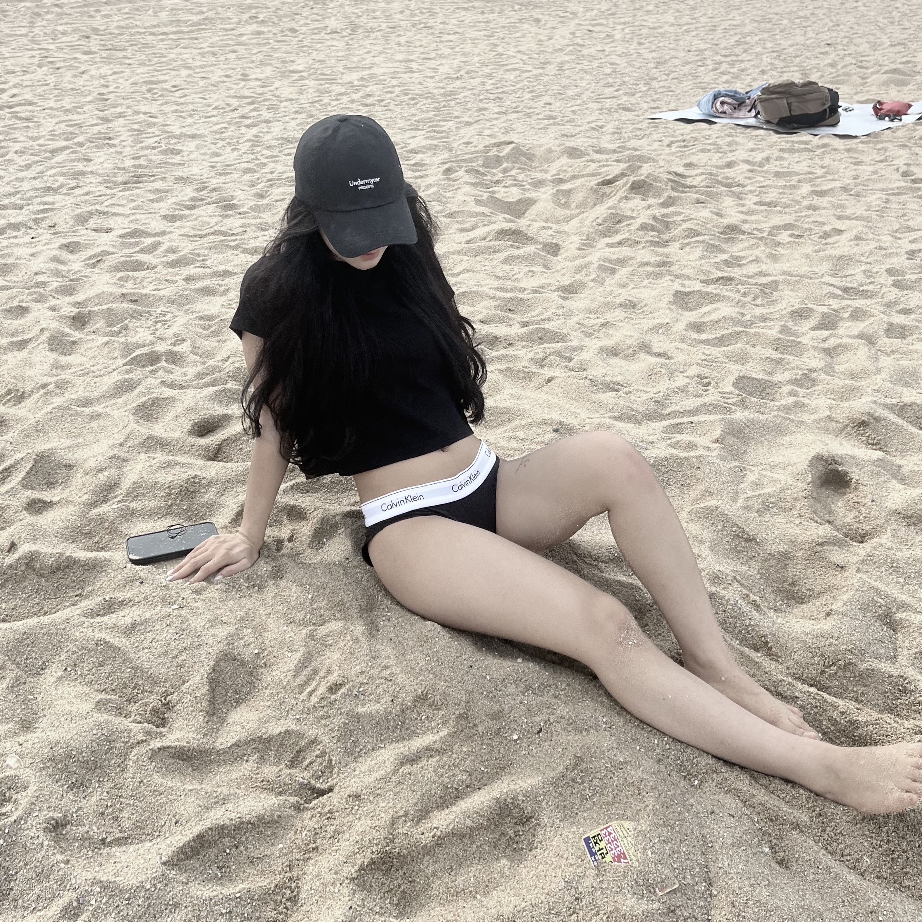 Undermycar Mu.17 Anti Fxxking Logo Play Basic Ball Cap Black / White 착용 스타일 - 1