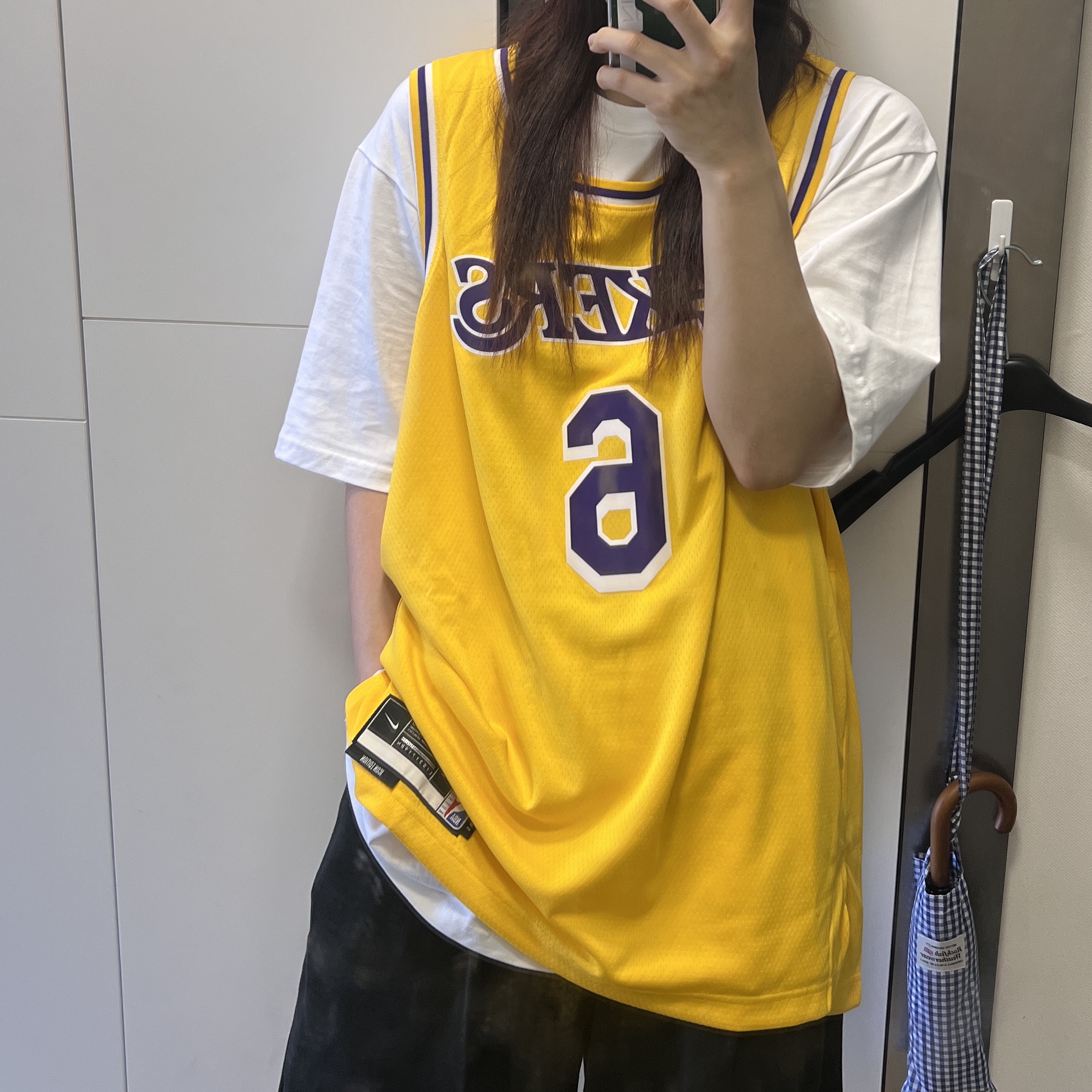 Nike LeBron James LA Lakers Icon Edition Jersey Amarillo 착용 스타일 - 4