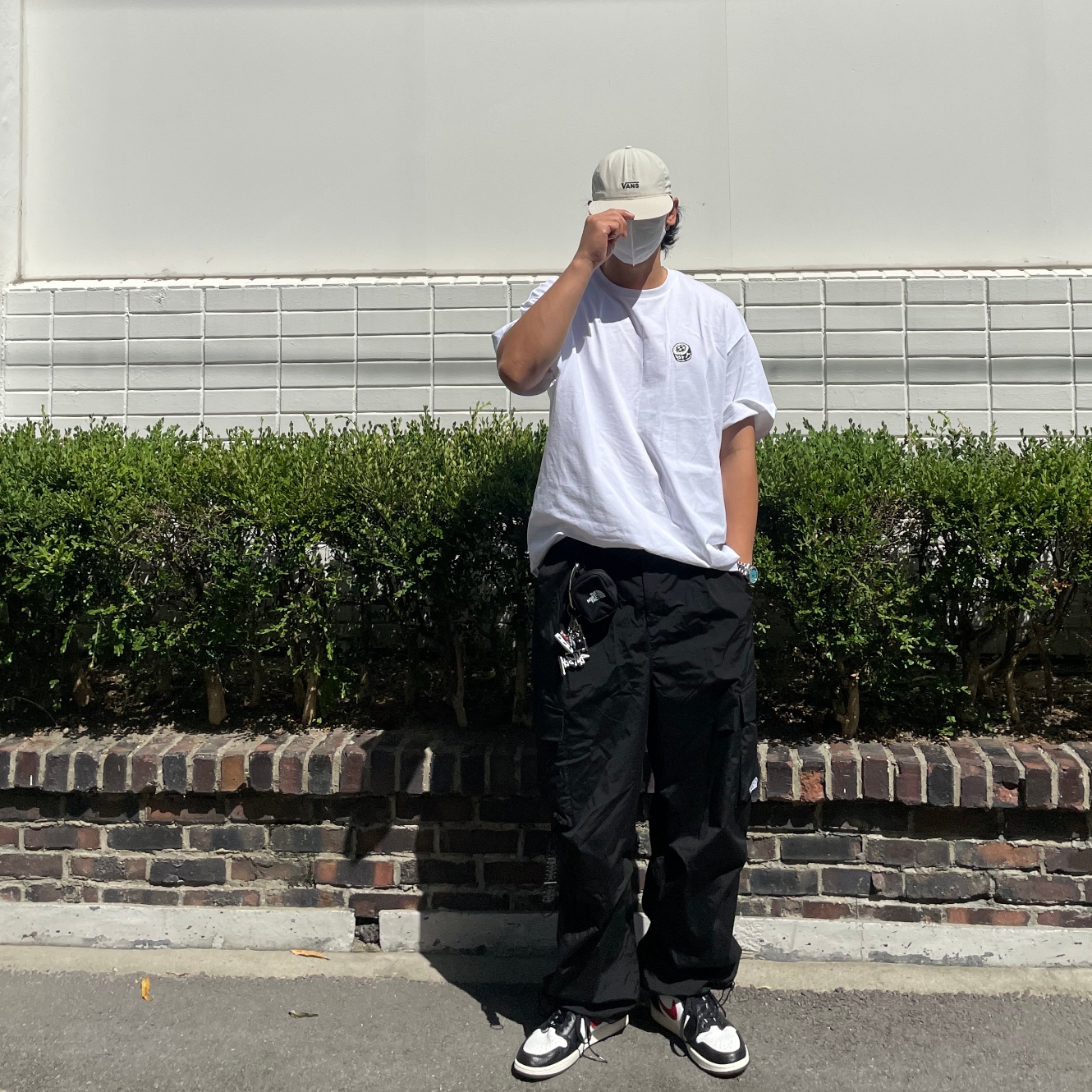 Stussy 8 Ball Keychain Black, Jordan 1 Retro High OG Gym Red 착용 스타일 - 1