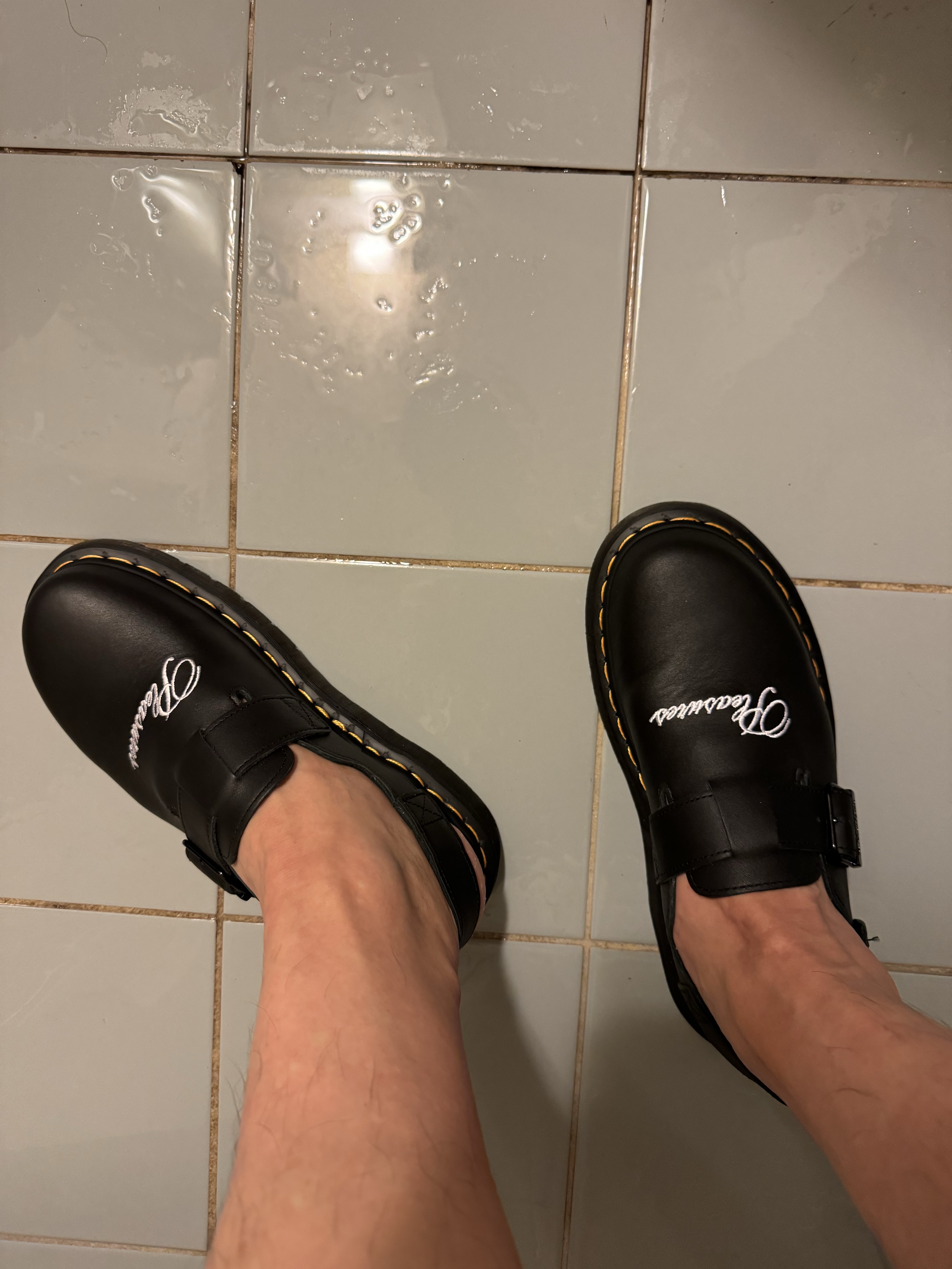 New Balance x Cayl 1906R Yellow, Dr. Martens x Pleasures Jorge Leather Mules Black 착용 스타일 - 5