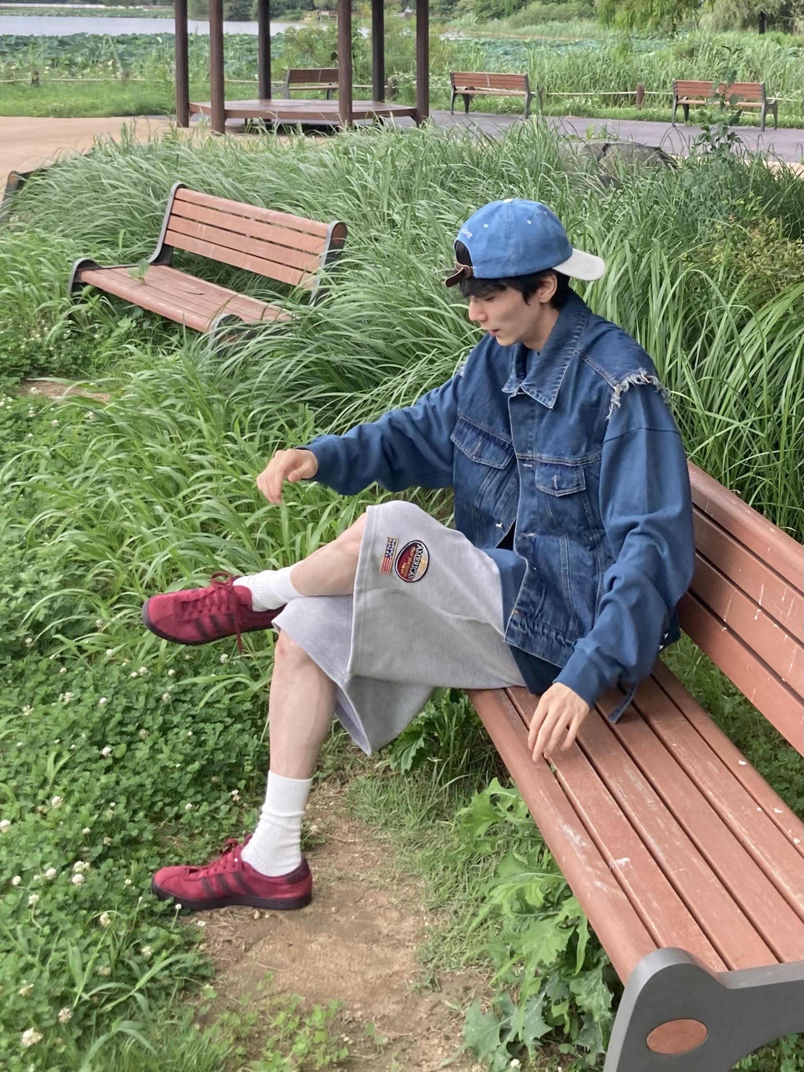 Adidas Tobacco Gruen Collegiate Burgundy, Supreme 2-Tone S Logo 6-Panel Washed Denim - 24SS 착용 스타일