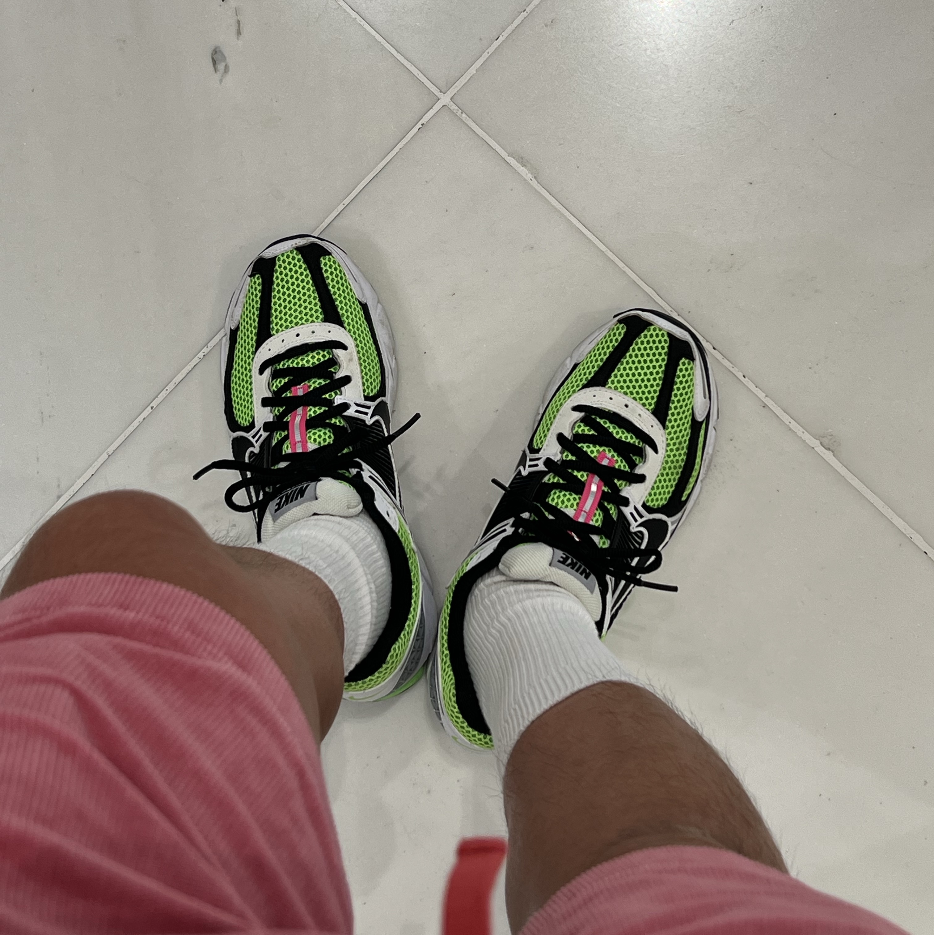 Nike Zoom Vomero 5 Electric Green Black 착용 스타일