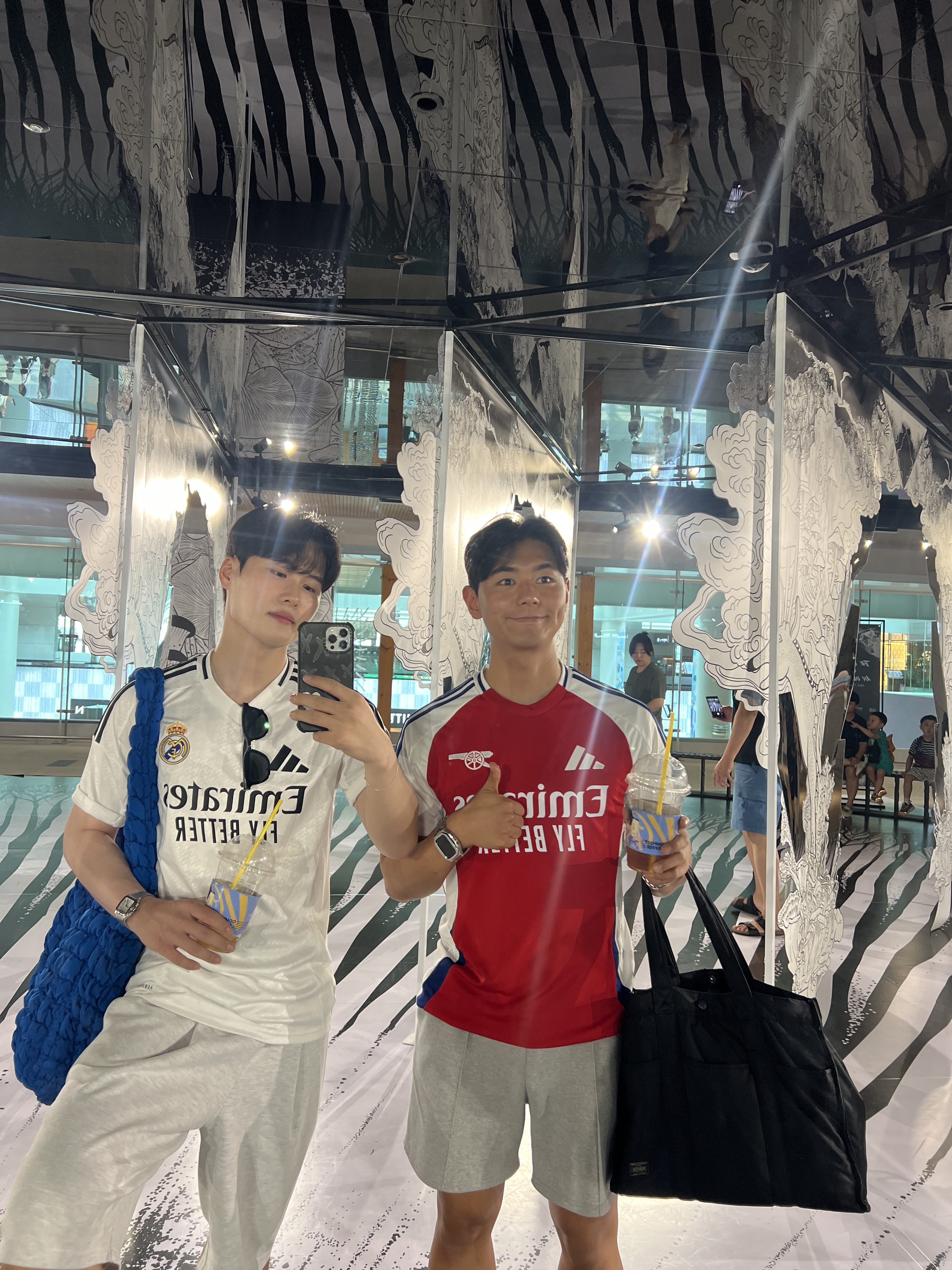COS Quilted Oversized Shoulder Bag Blue, Adidas Real Madrid 2024/25 Home Jersey White - KR Sizing (Non Marking Ver.) 착용 스타일