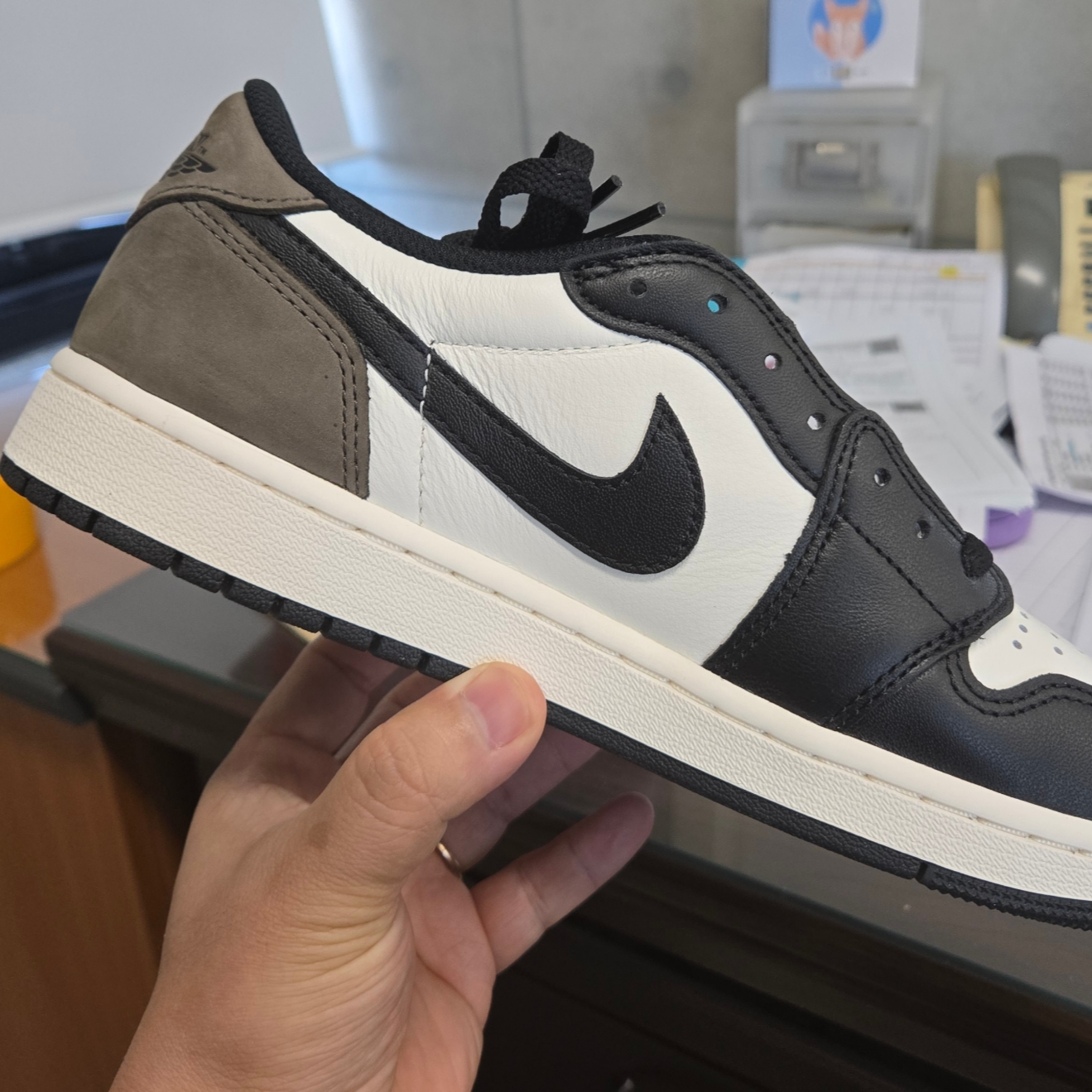 Jordan 1 Retro Low OG Mocha 착용 스타일 - 3