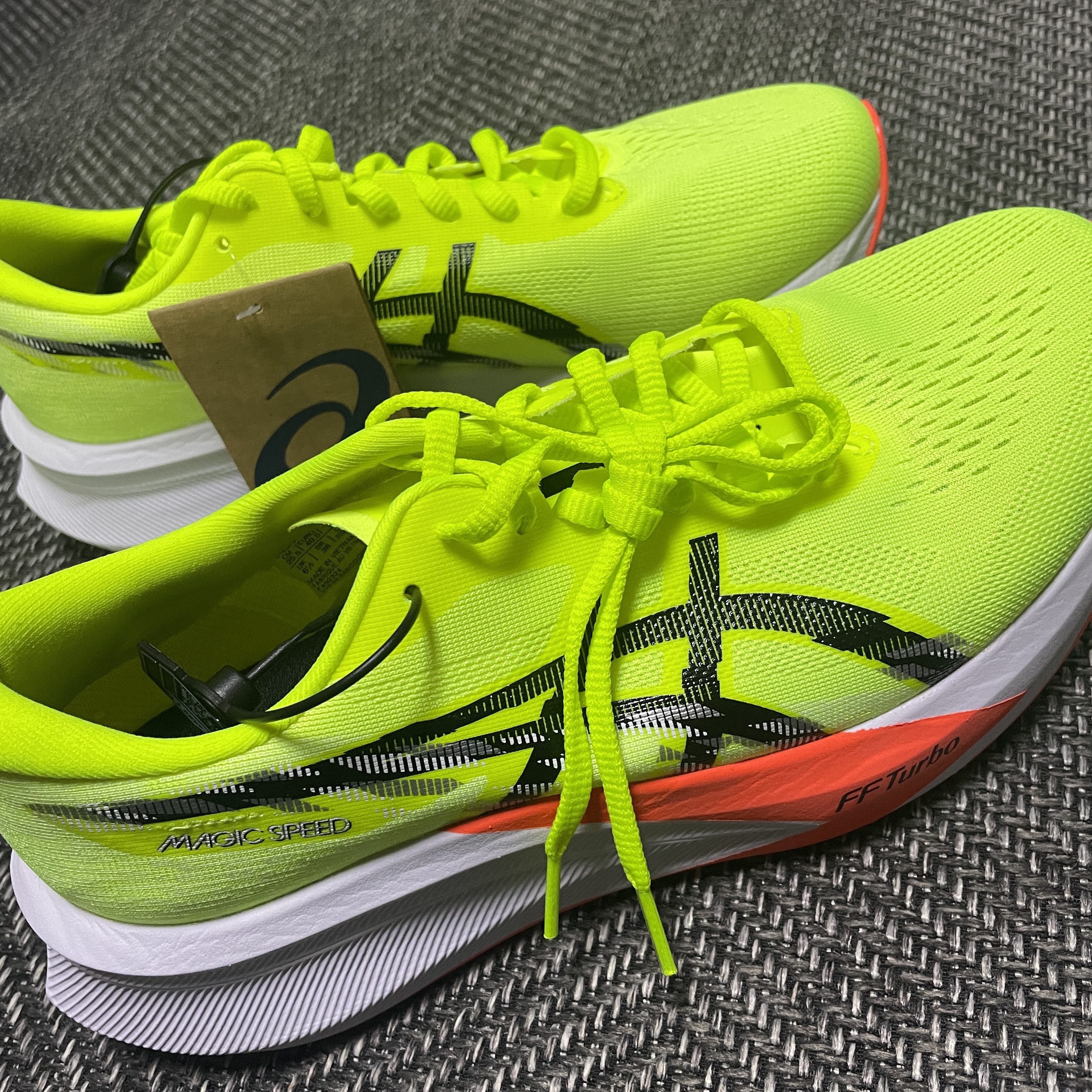 Asics Magic Speed 4 Safety Yellow Black - 2E Wide 착용 스타일