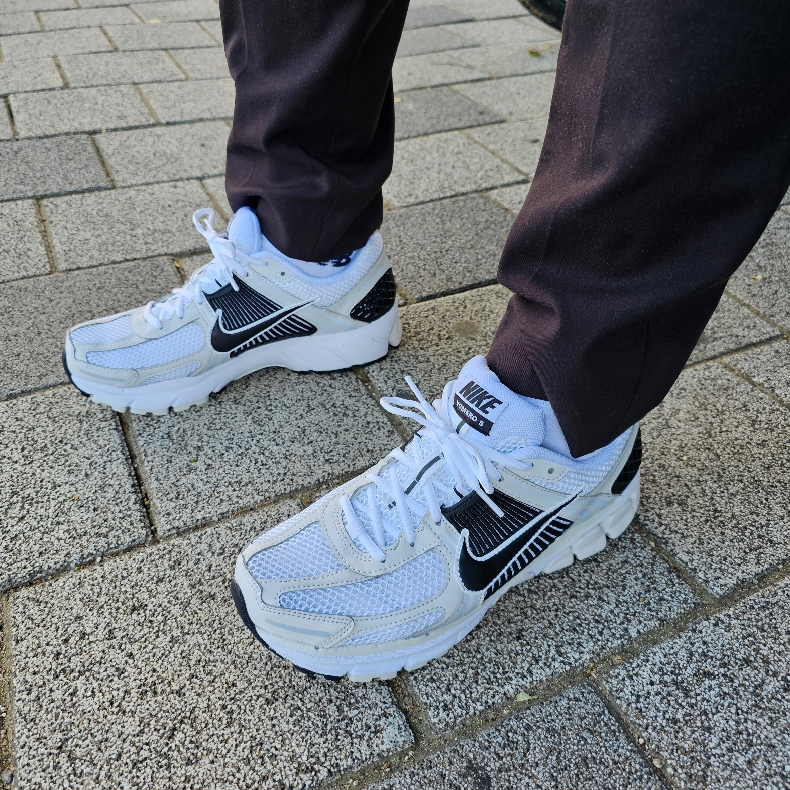 Nike Zoom Vomero 5 White Platinum Tint 착용 스타일 - 1