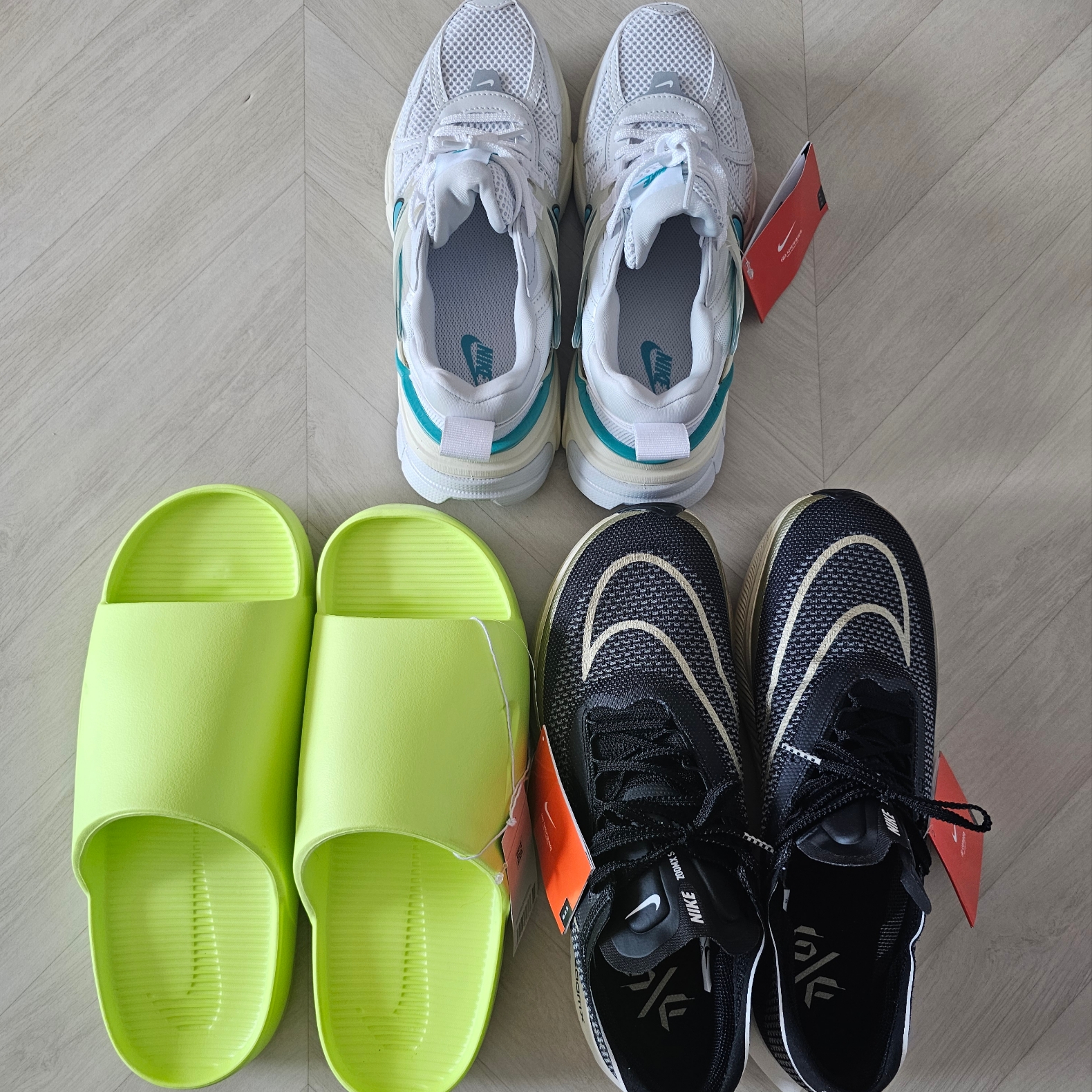 Nike V2K Run White Coconut Milk, Nike Calm Slide Volt 착용 스타일