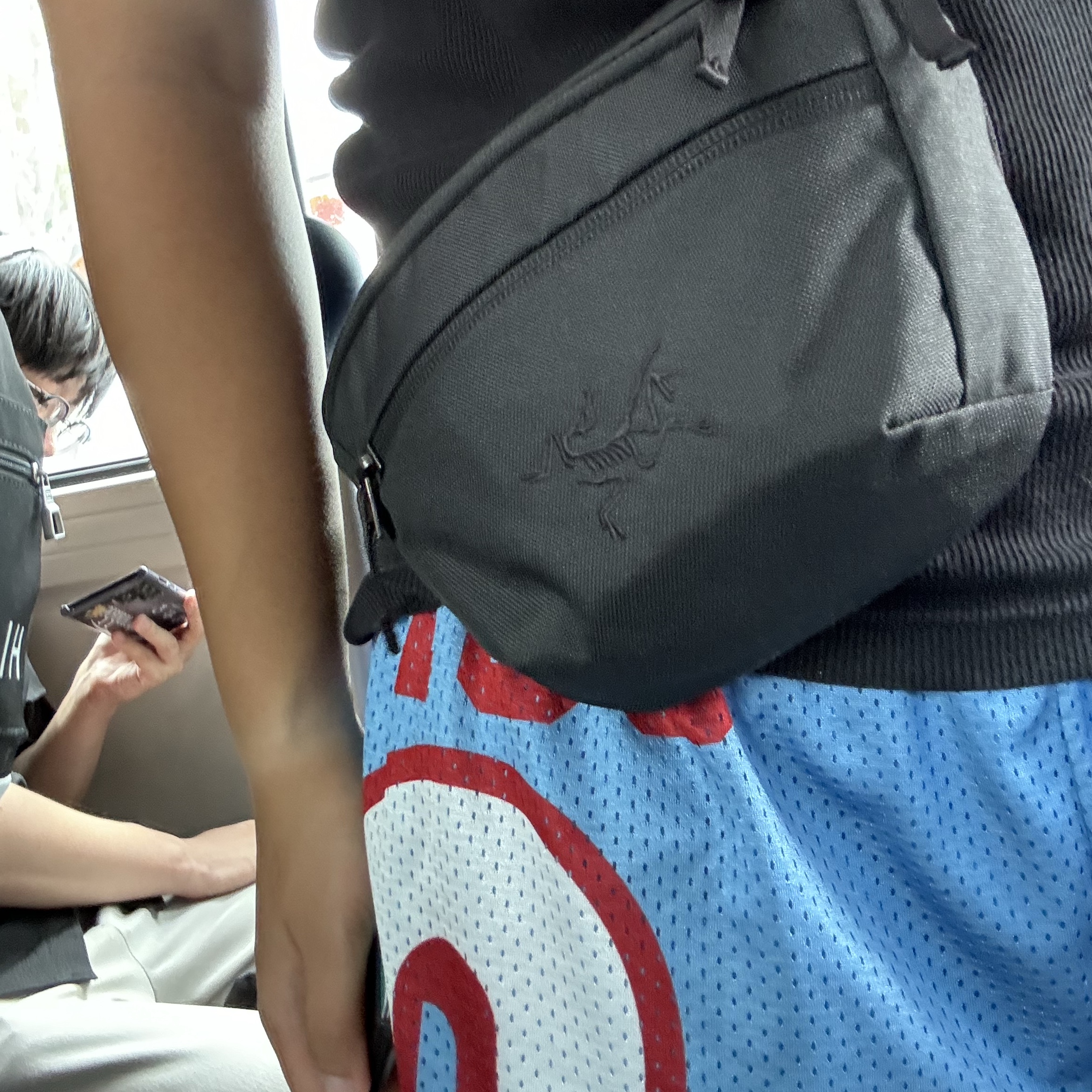 Arc'teryx Mantis 1 Waistpack Black II 착용 스타일