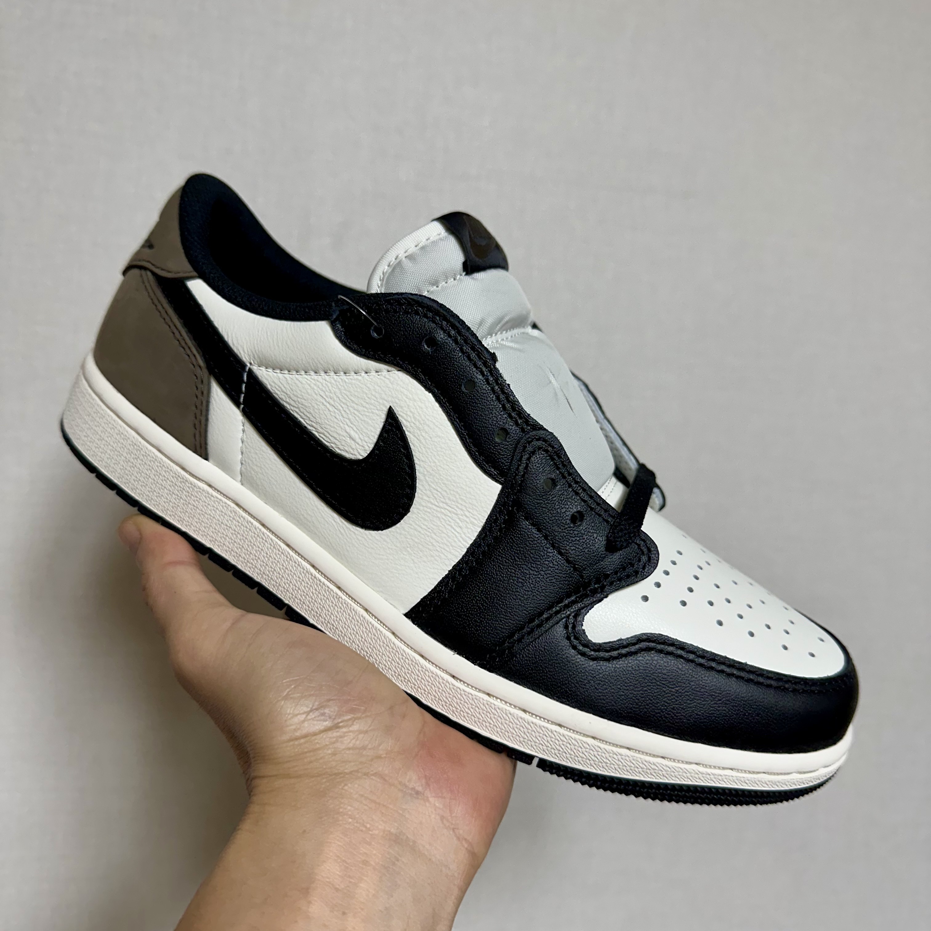 Jordan 1 Retro Low OG Mocha 착용 스타일