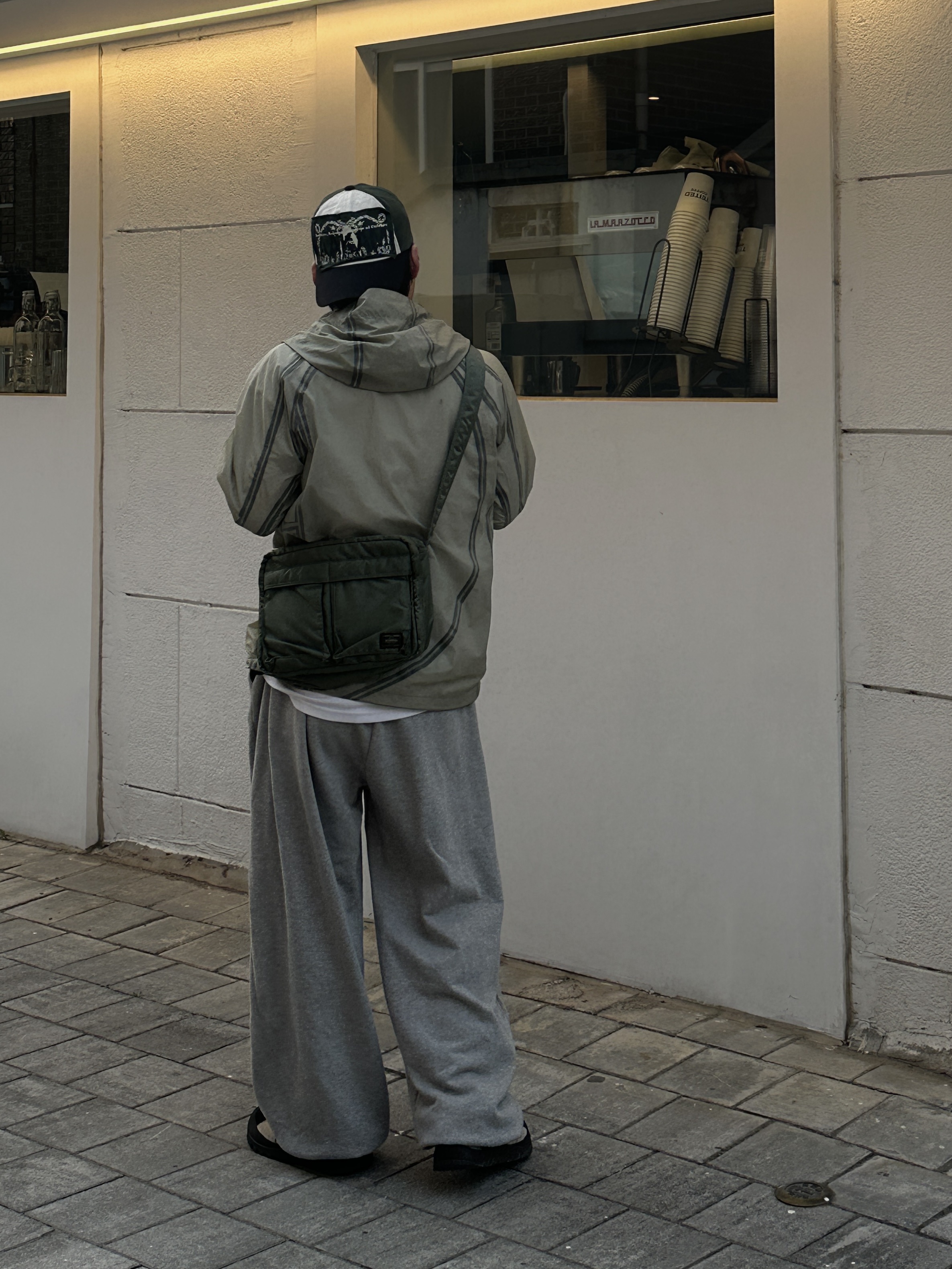 Porter Tanker Shoulder Bag Sage Green, Sansan Gear Seam Sealing Jacket Jade - 22FW 착용 스타일 - 3