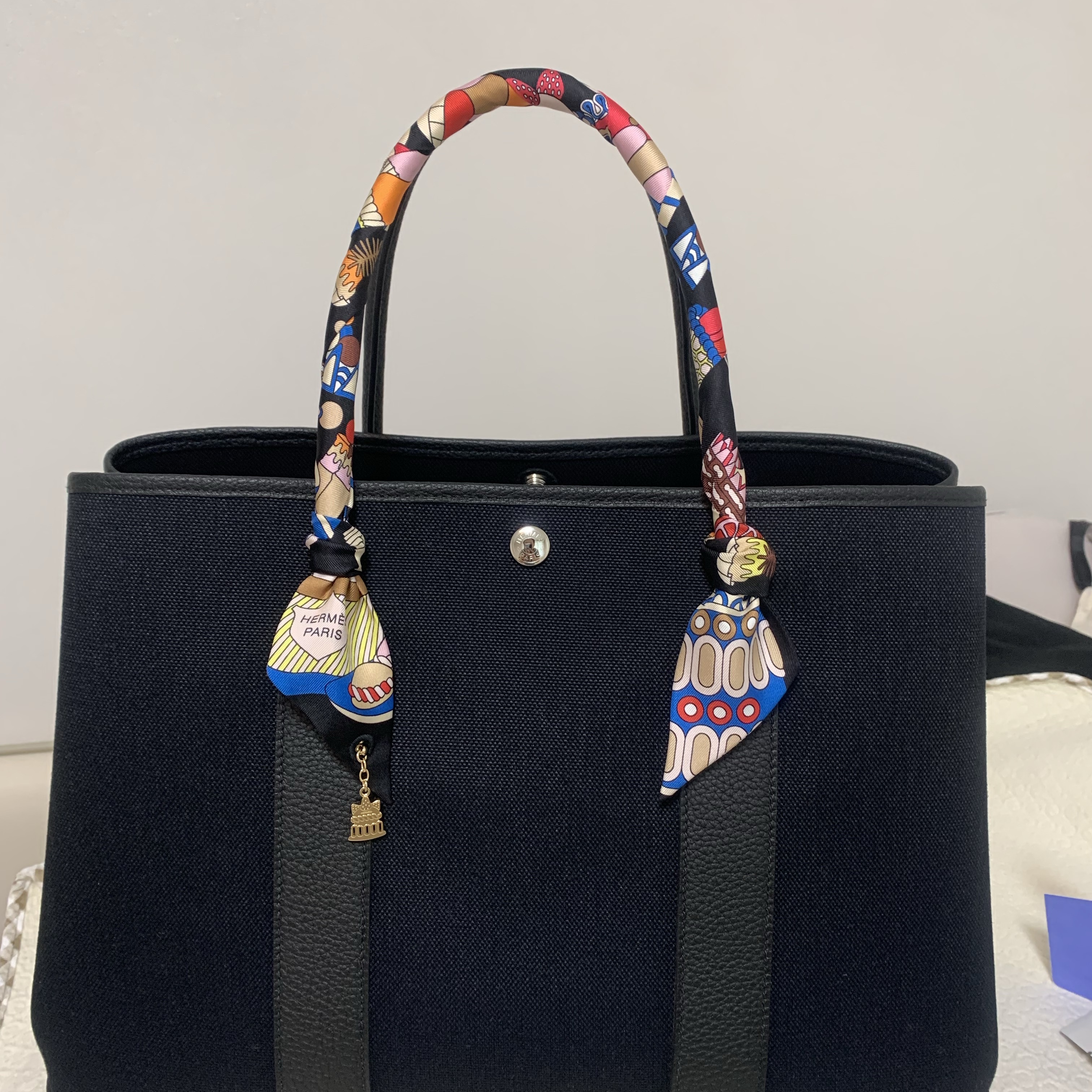 (W) Hermes La Patisserie Francaise Charm Twilly Noir Blanc Bleu 착용 스타일