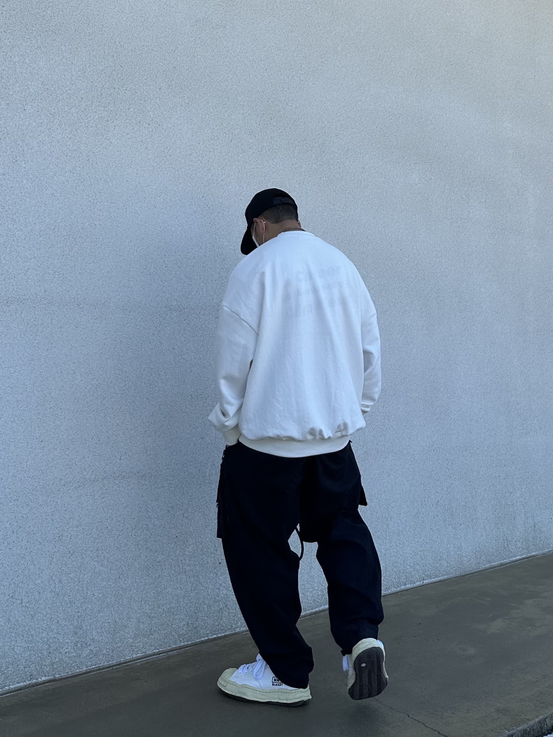 Maison Mihara Yasuhiro Blakey VL OG Sole Canvas Low-top Sneakers White, Nike ACG Cargo Pants Black 착용 스타일 - 4