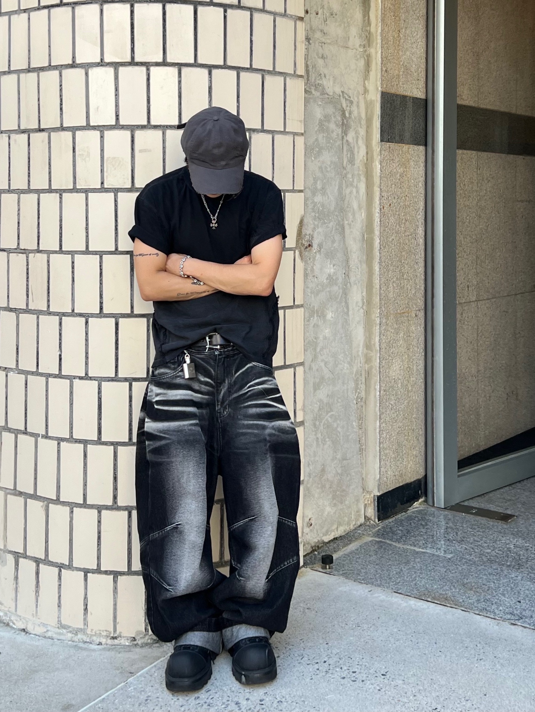 BLR Embossed Wave Washing Wide Denim Pants Black, BLR Embossed Wave Washing Wide Denim Pants Blue 착용 스타일