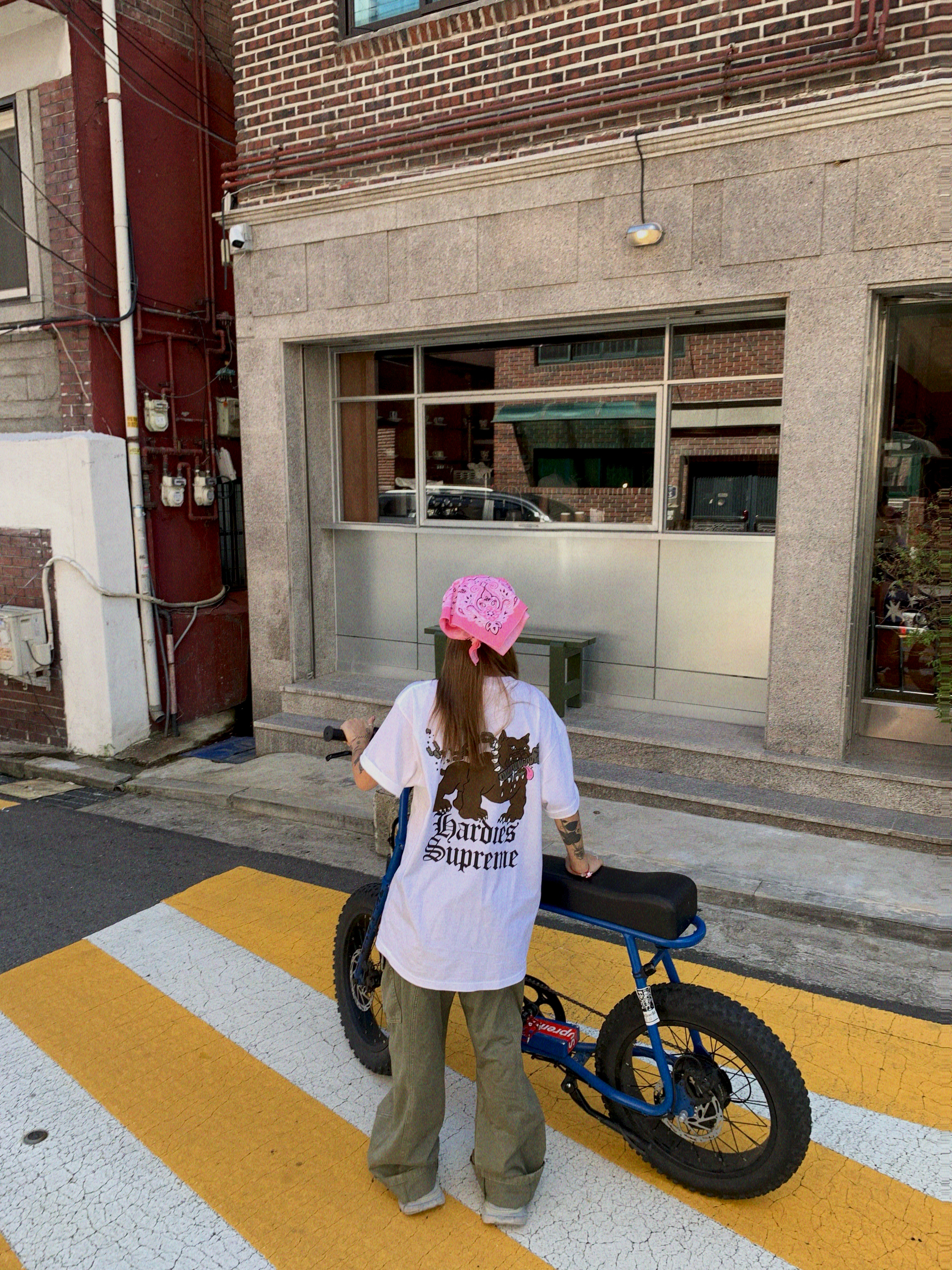 Supreme x Hardies Dog T-Shirt White - 23SS 착용 스타일