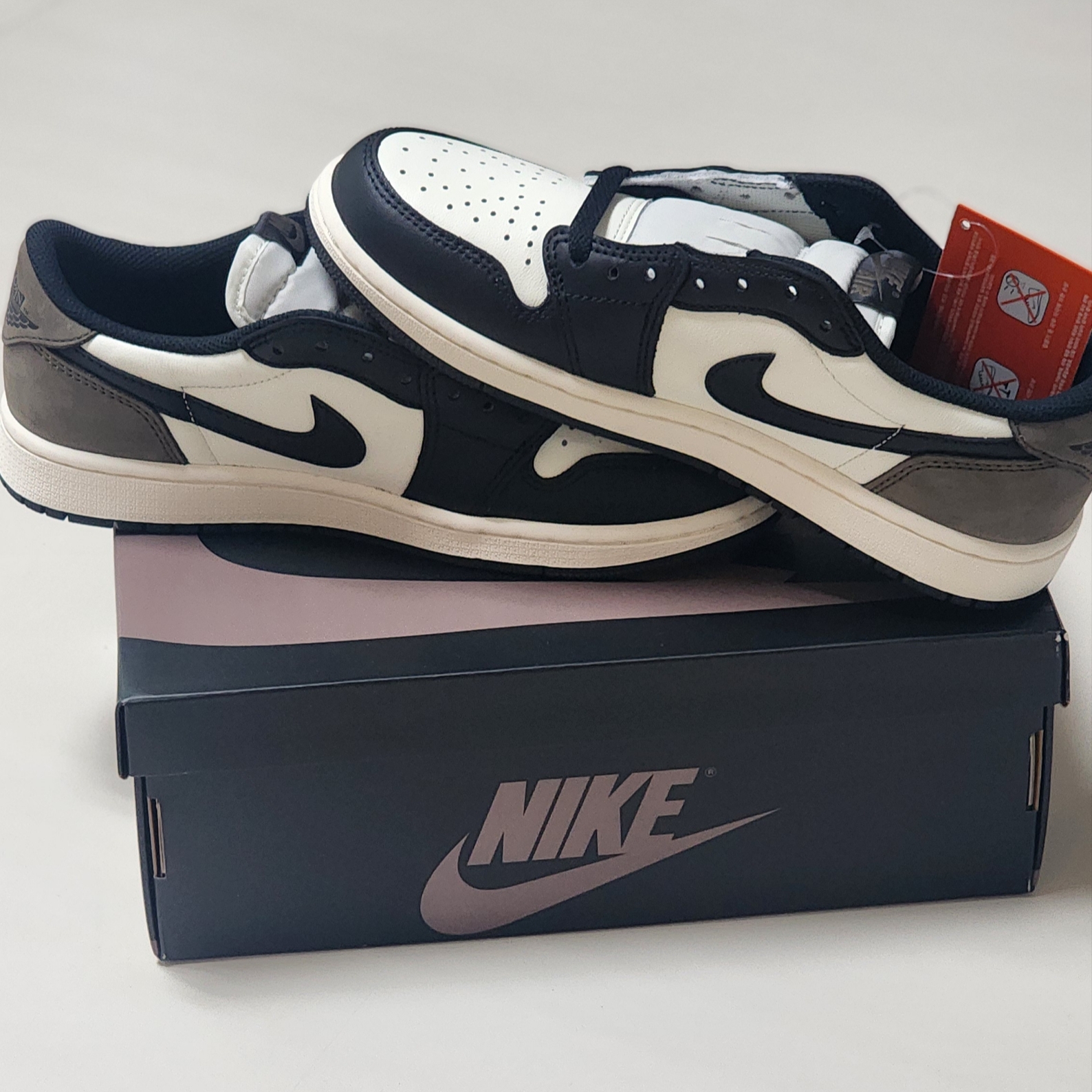 Jordan 1 Retro Low OG Mocha 착용 스타일 - 1