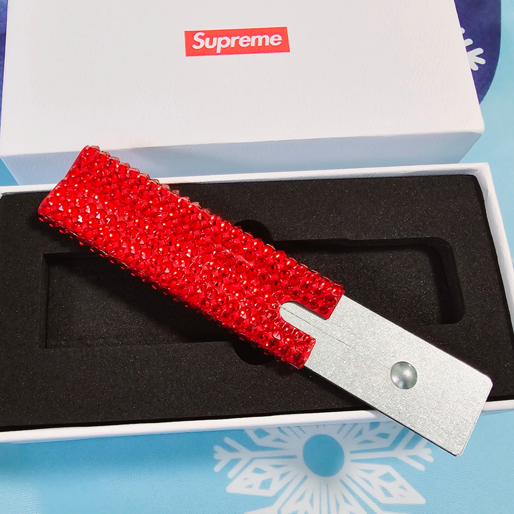 Supreme x Swarovski Crystal Box Cutter Red - 24FW 착용 스타일 - 4