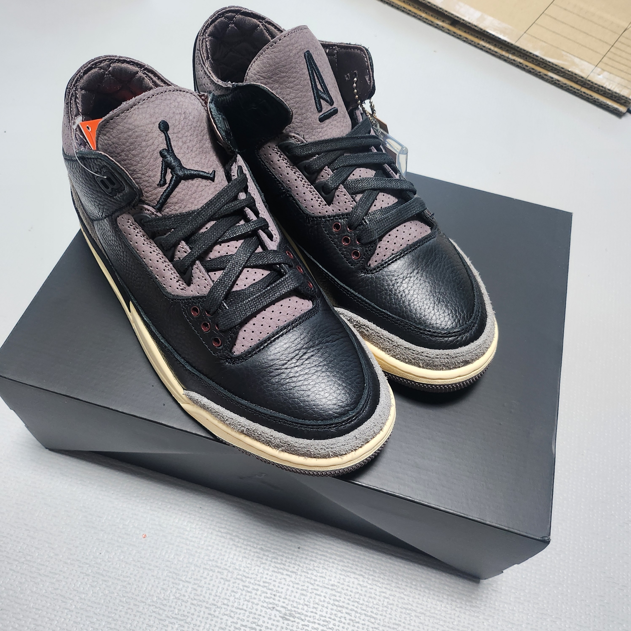(W) Jordan 3 x A Ma Maniere Retro OG SP Black and Flat Pewter 착용 스타일 - 3