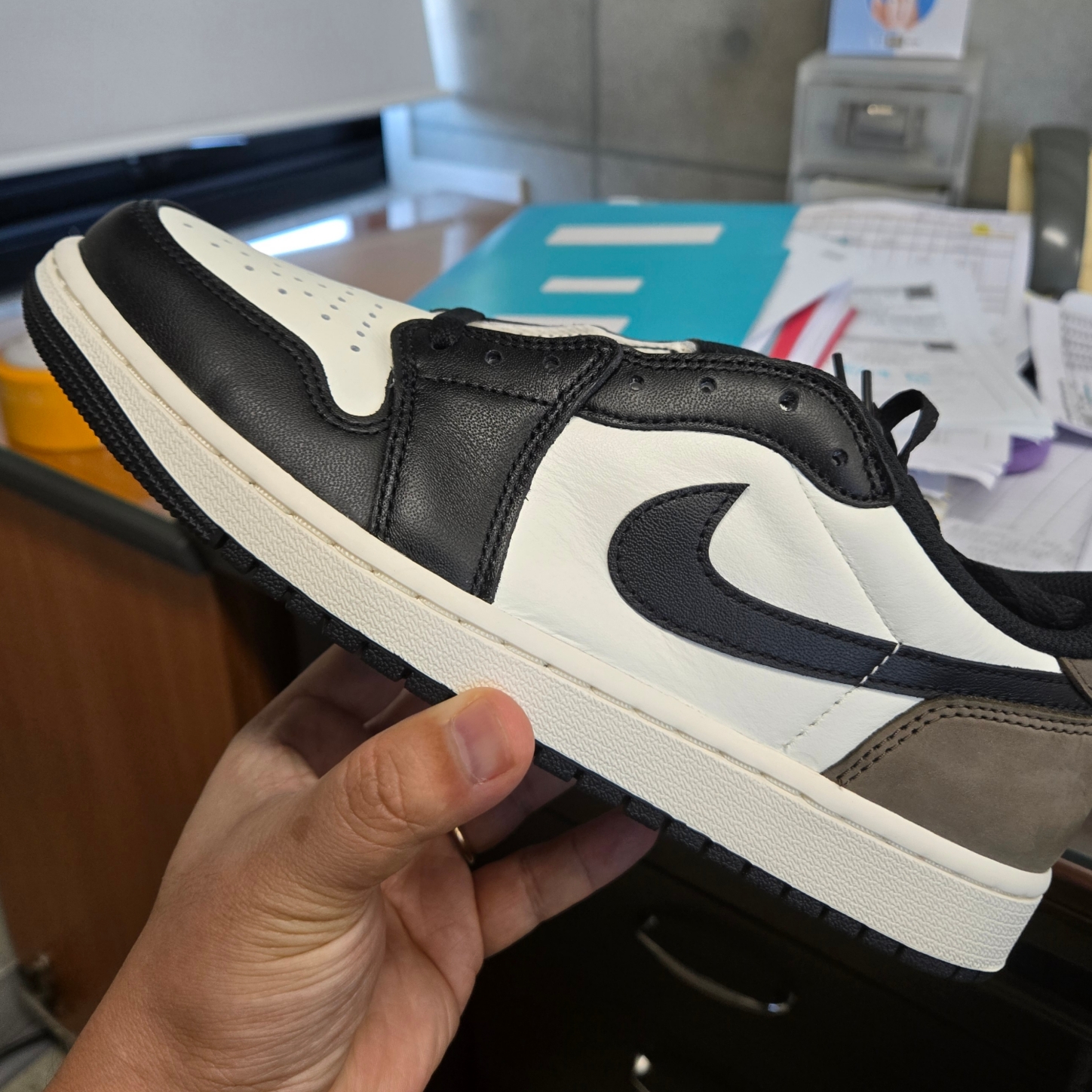 Jordan 1 Retro Low OG Mocha 착용 스타일 - 1